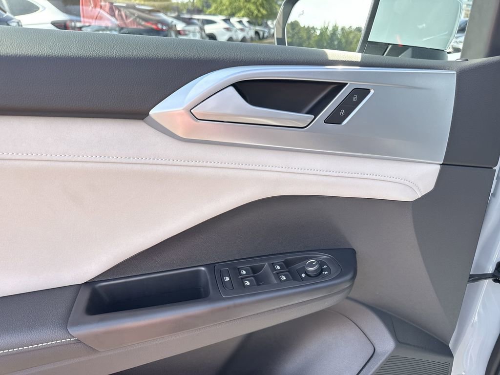 New 2025 Volkswagen Taos SE image 24