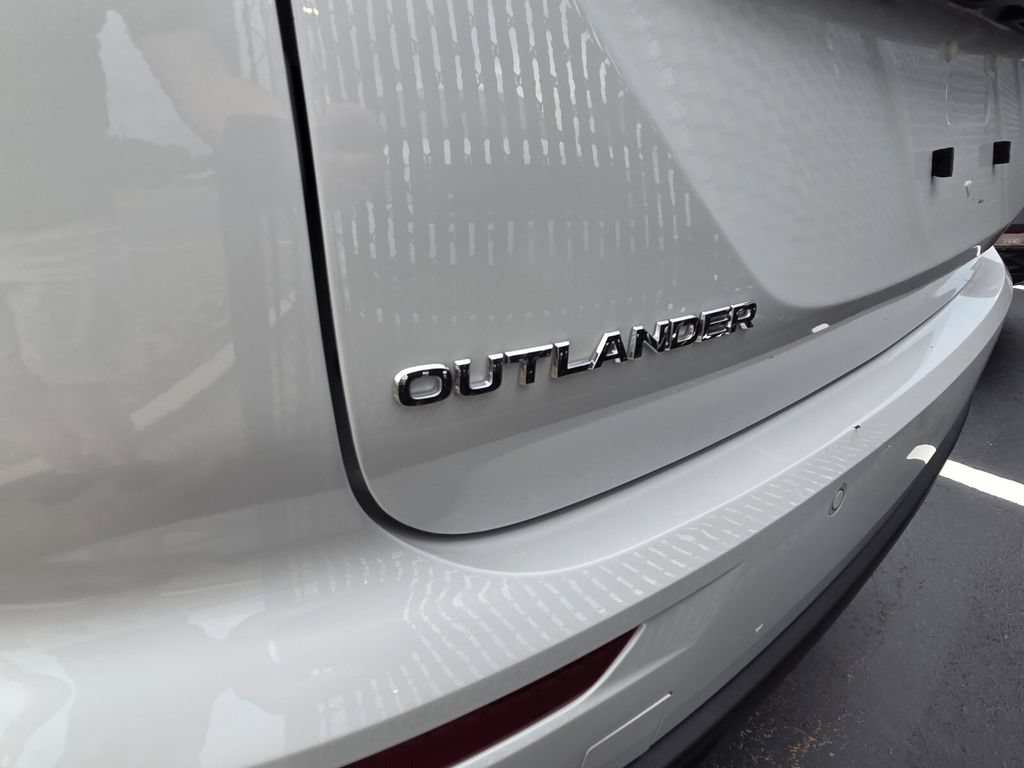 Used 2024 Mitsubishi Outlander ES FWD image 11