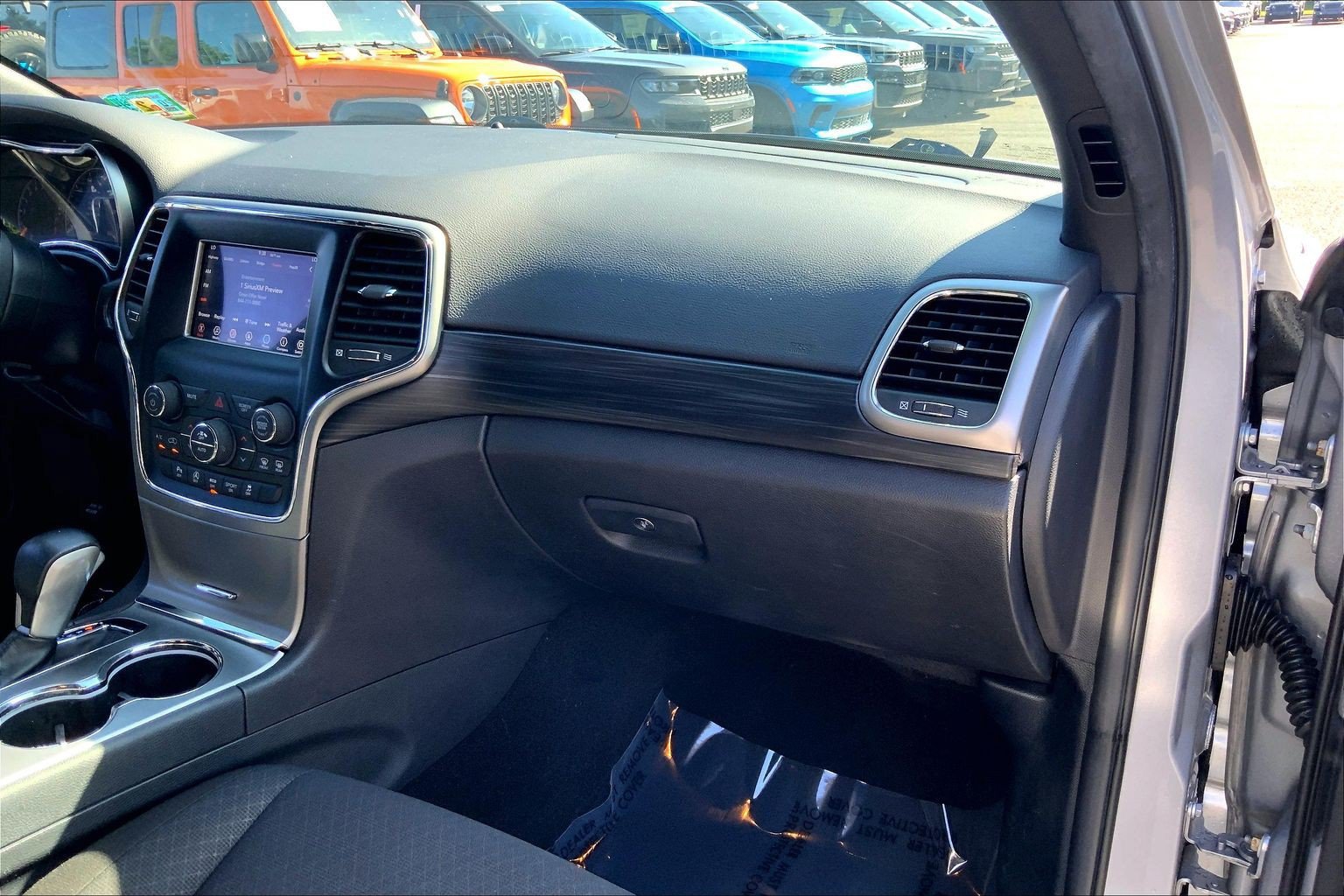 Used 2020 Jeep Grand Cherokee Laredo AWD/4WD image 17