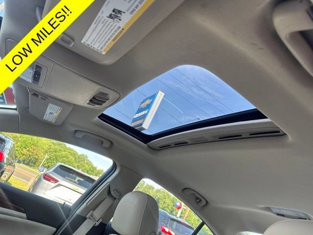 Used 2012 Buick Regal Leather FWD image 2
