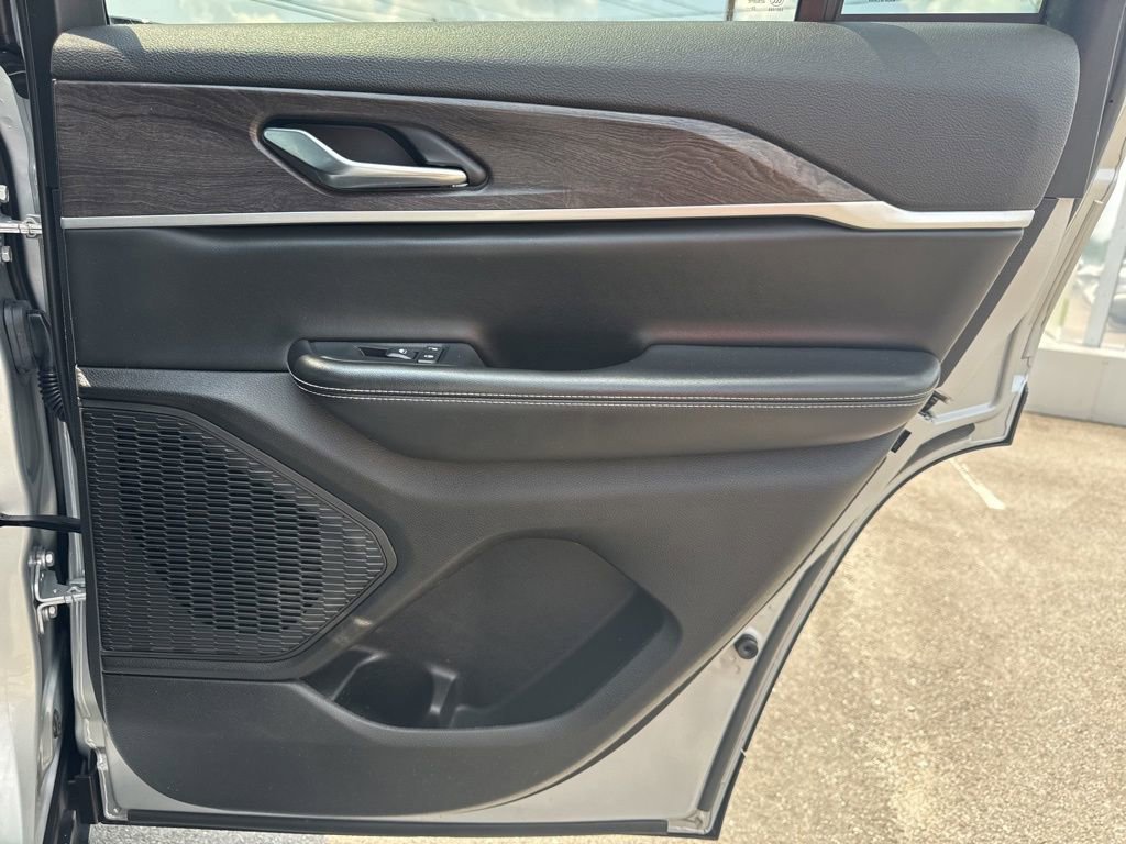 Used 2024 Jeep Grand Cherokee Limited w/ Black Appearance Package image 16