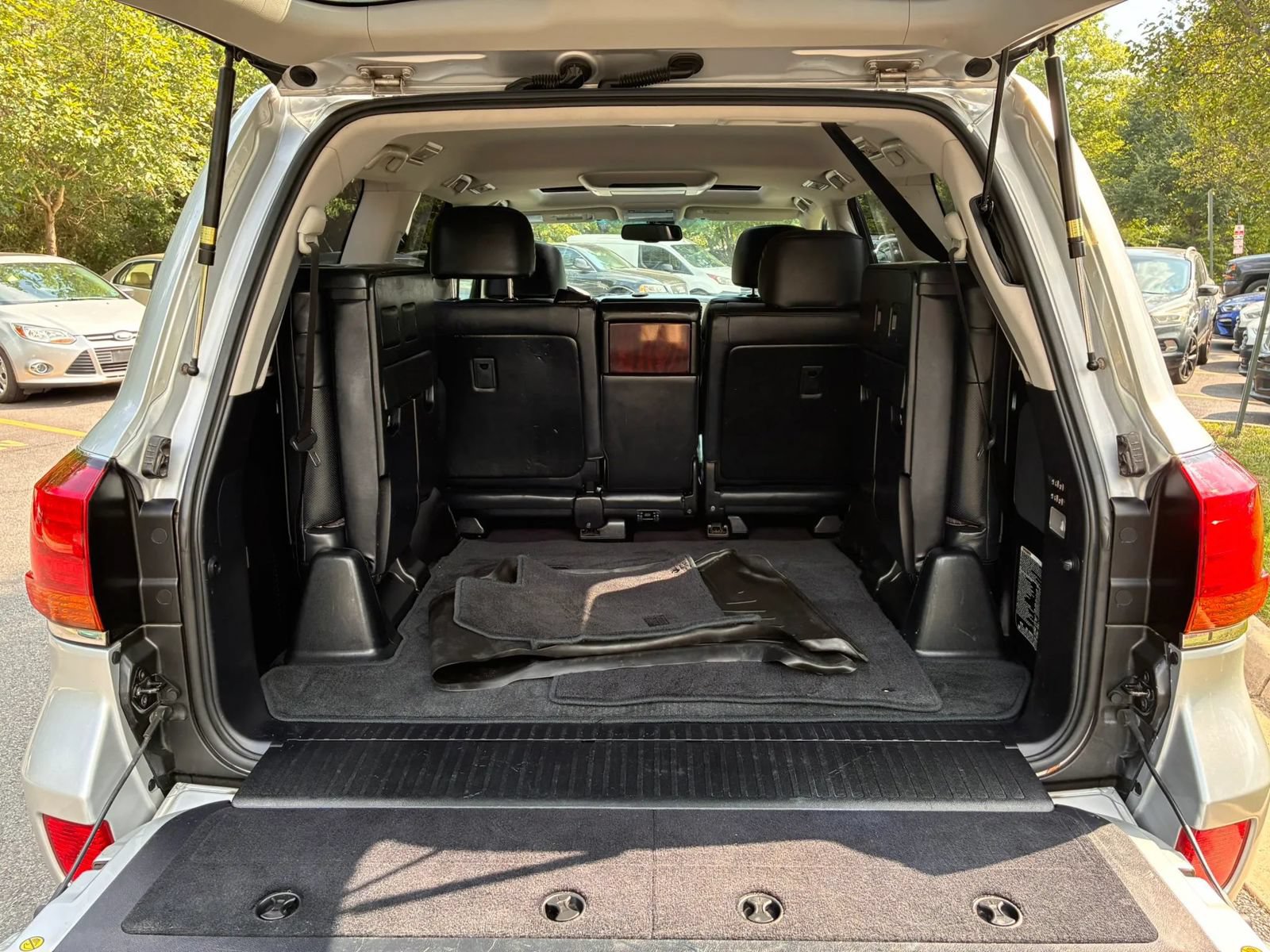 Used 2011 Lexus LX 570 4WD w/ Luxury Pkg image 52
