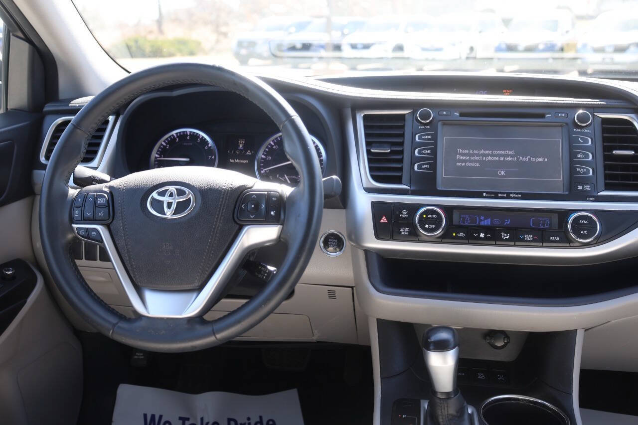 Used 2016 Toyota Highlander XLE AWD/4WD image 24