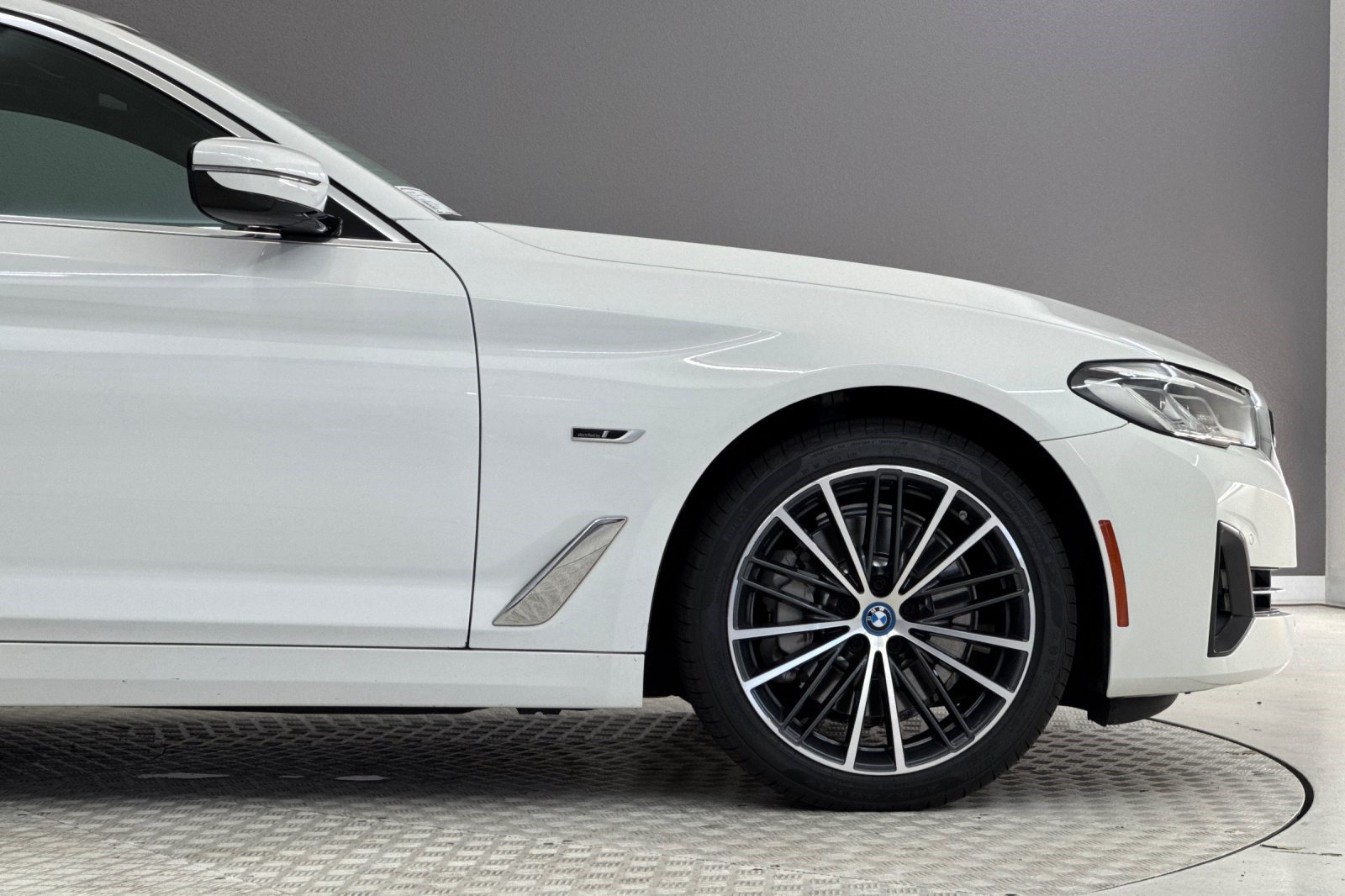 Certified 2023 BMW 530e w/ Convenience Package RWD image 34