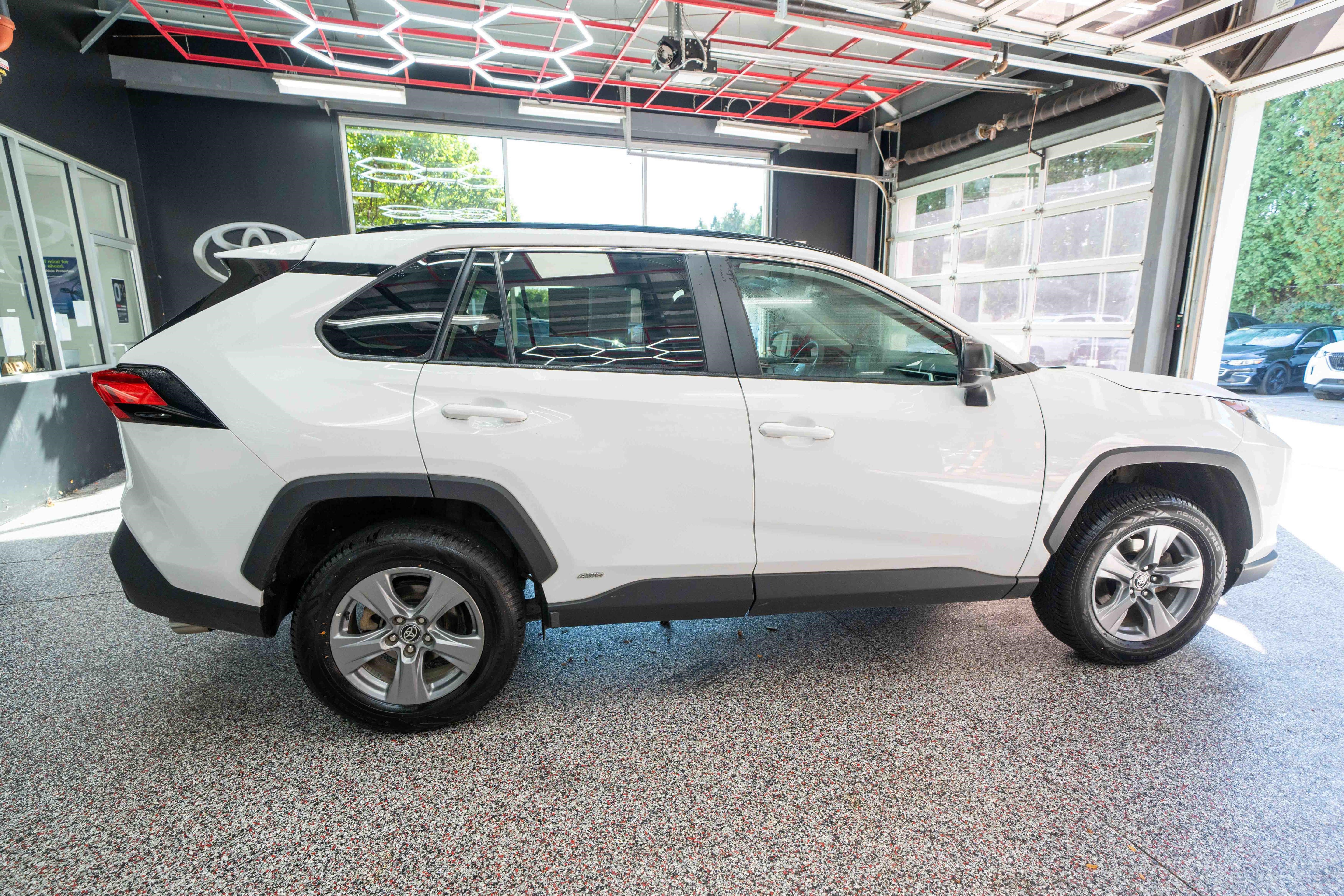 Used 2022 Toyota RAV4 LE AWD/4WD image 4