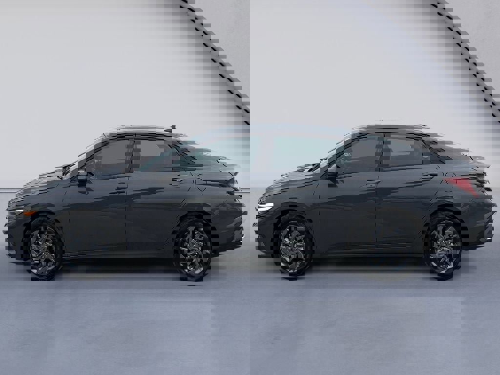 Used 2024 Hyundai Elantra Blue image 2