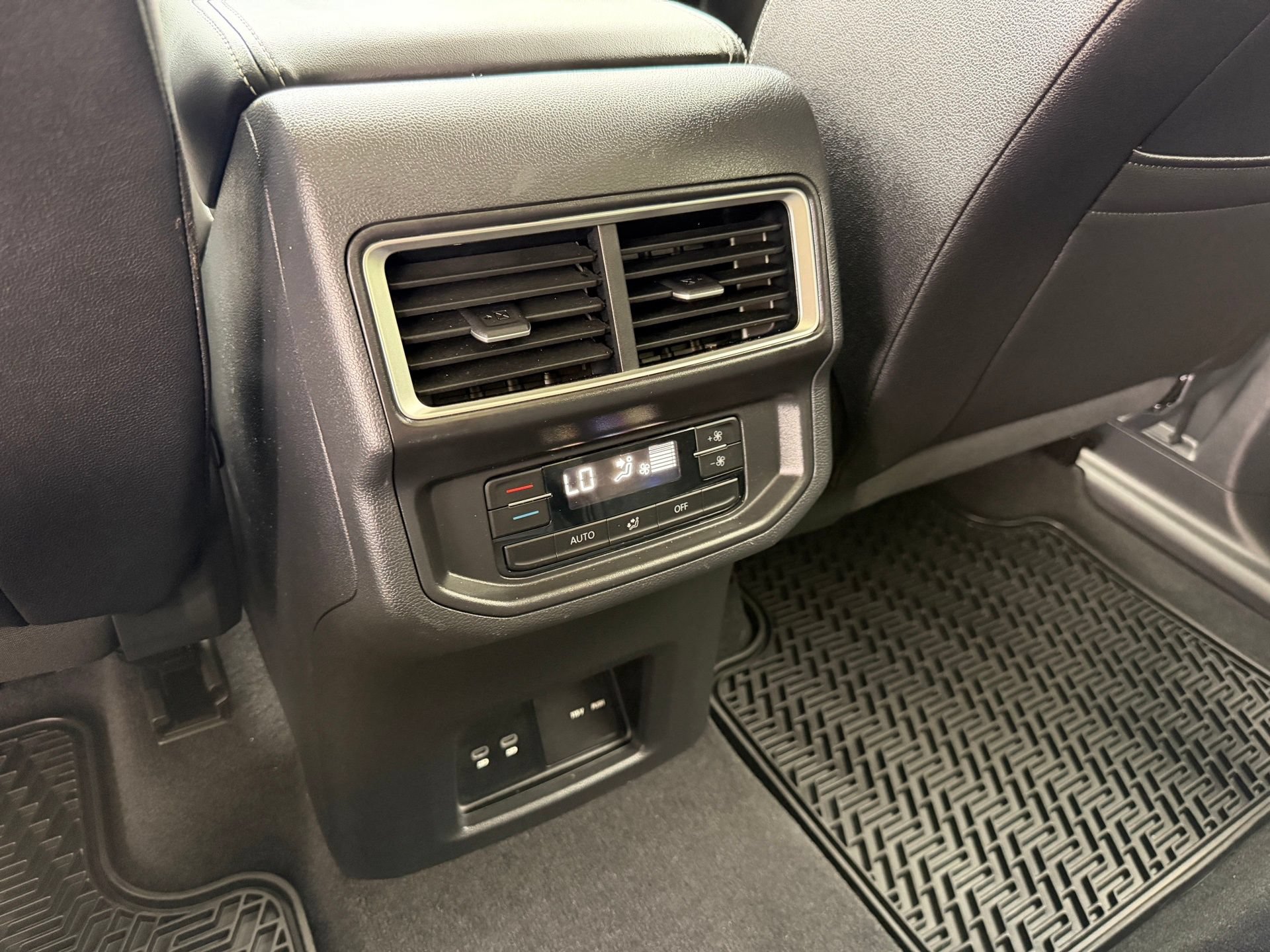 Certified 2026 Volkswagen Atlas SE FWD image 30