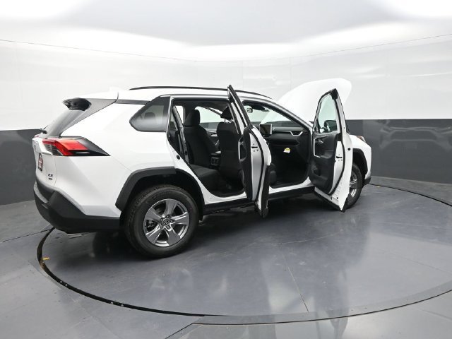 Used 2025 Toyota RAV4 XLE AWD/4WD image 44