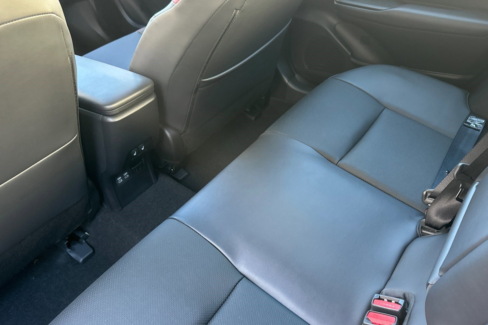 Used 2025 Toyota Prius Plug-In Hybrid image 27