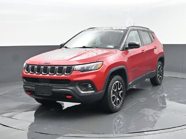 Used 2025 Jeep Compass Trailhawk AWD/4WD image 2