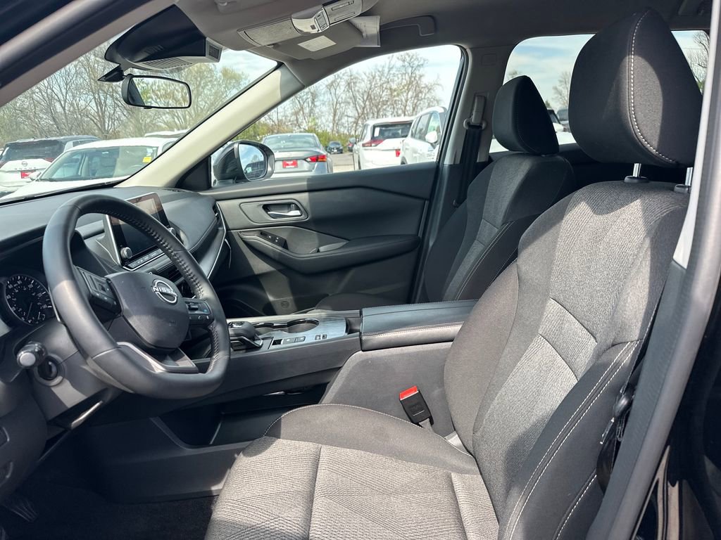 Used 2025 Nissan Rogue SV image 11