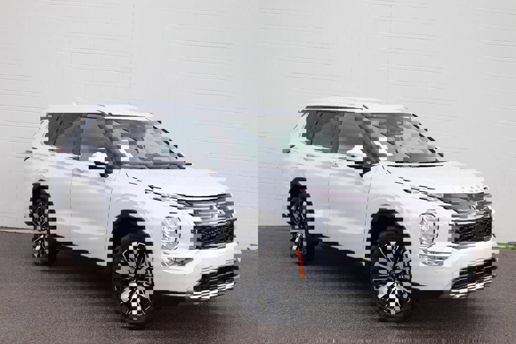 New 2025 Mitsubishi Outlander SE image 1