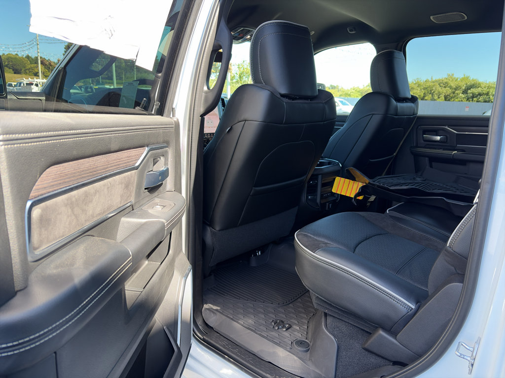 New 2026 RAM 3500 Laramie AWD/4WD image 17