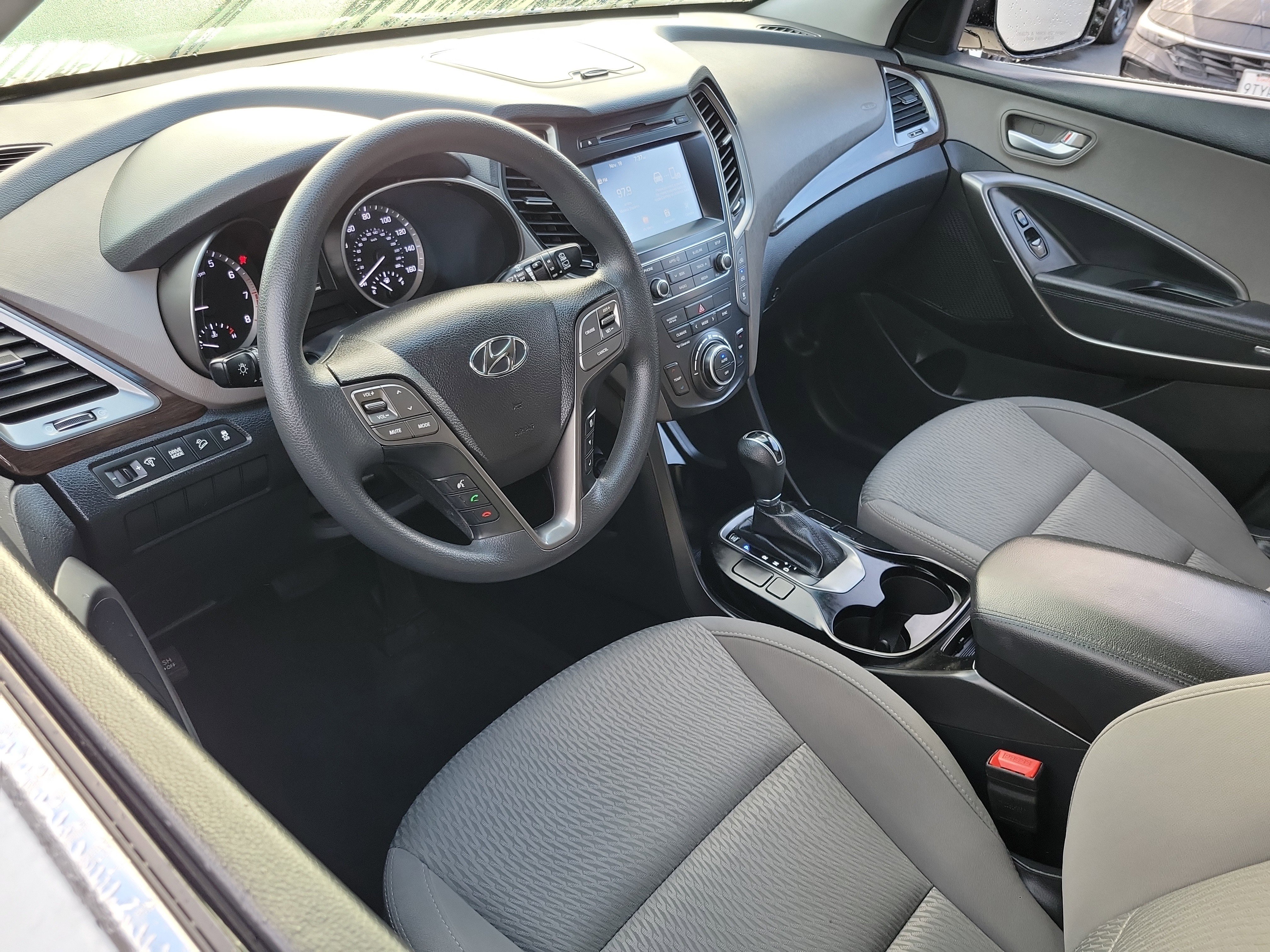 Used 2018 Hyundai Santa Fe SE image 5