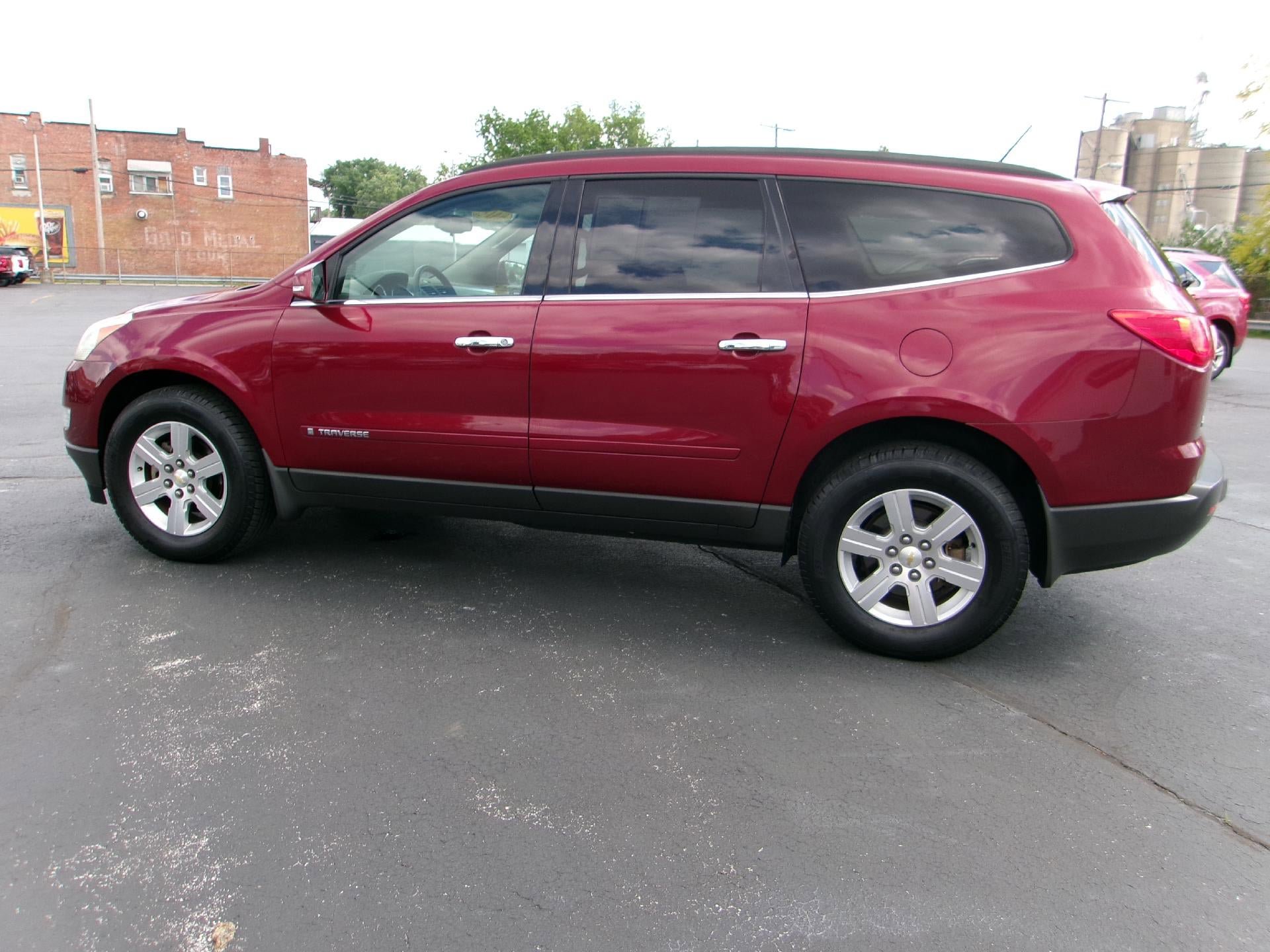 Used 2009 Chevrolet Traverse LT FWD image 2