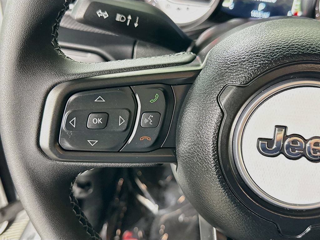 Used 2025 Jeep Gladiator Mojave w/ Technology Group AWD/4WD image 22