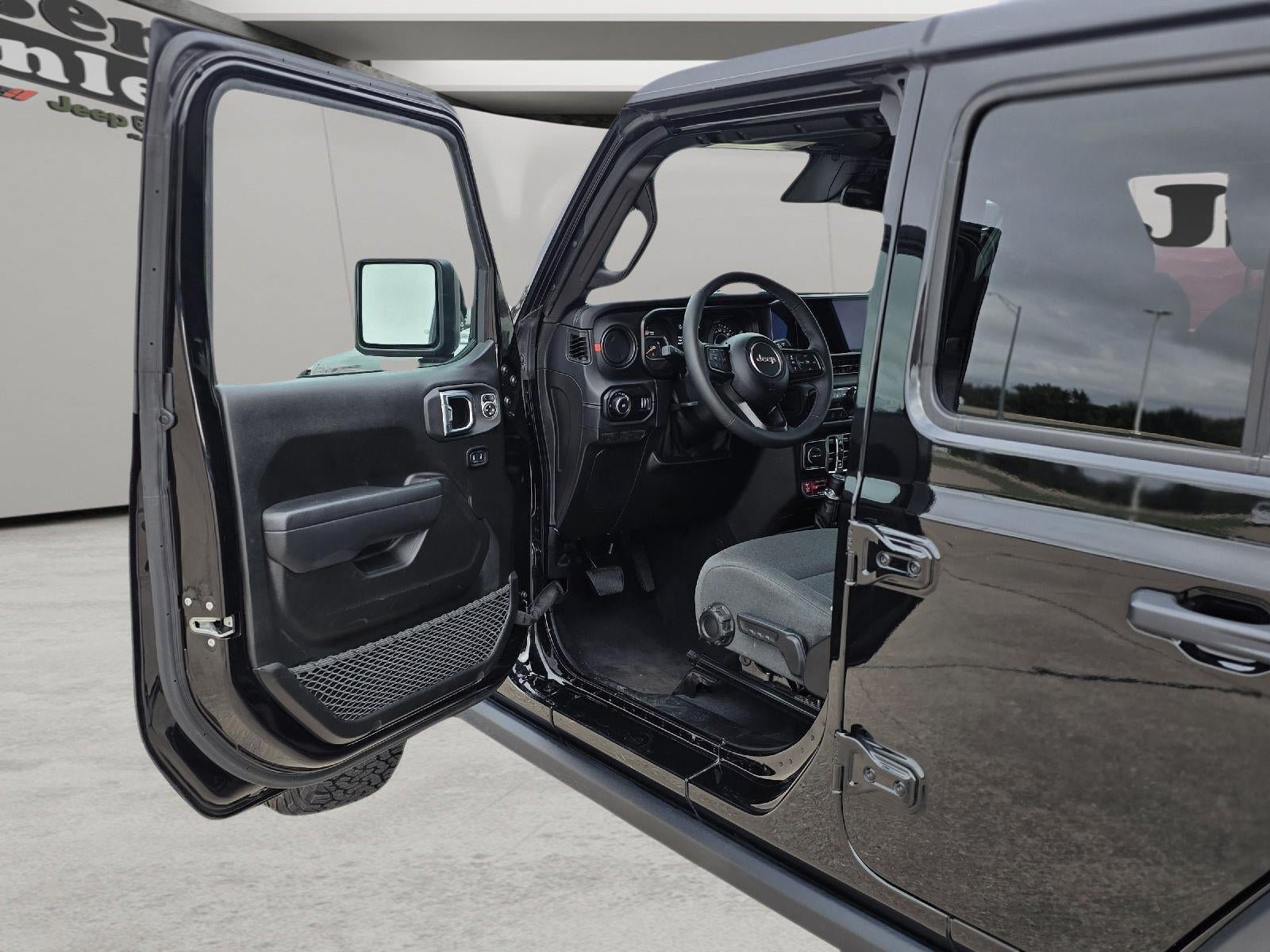 Used 2025 Jeep Wrangler Unlimited Rubicon w/ Convenience Group AWD/4WD image 11