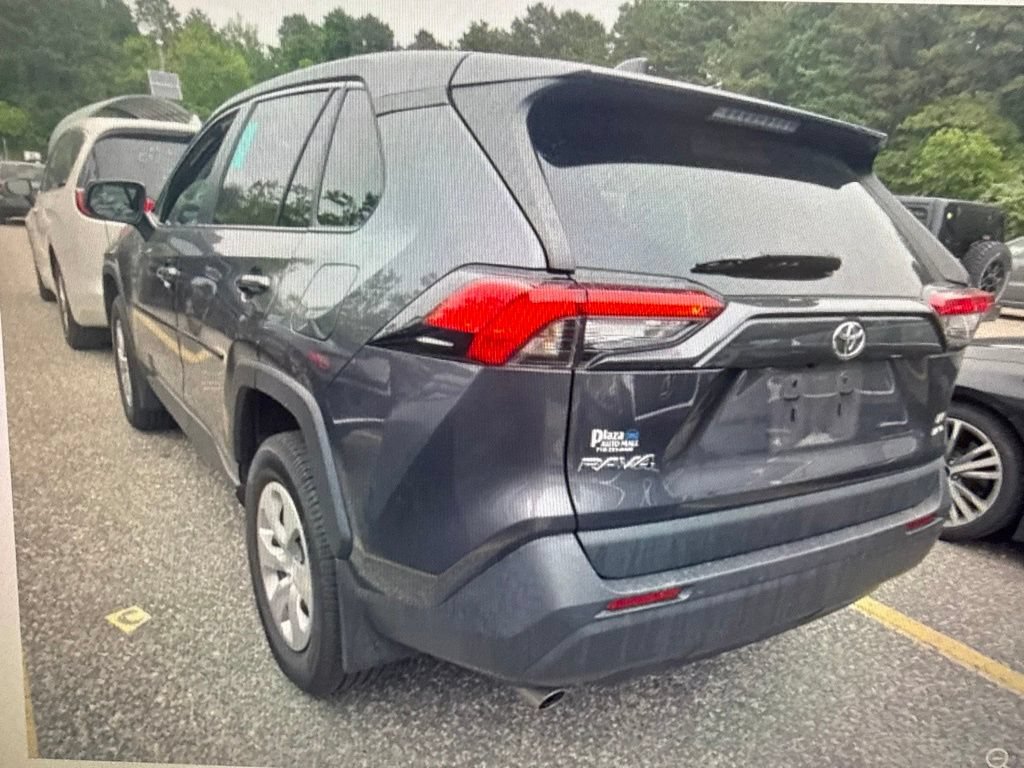 Used 2022 Toyota RAV4 LE AWD/4WD image 3