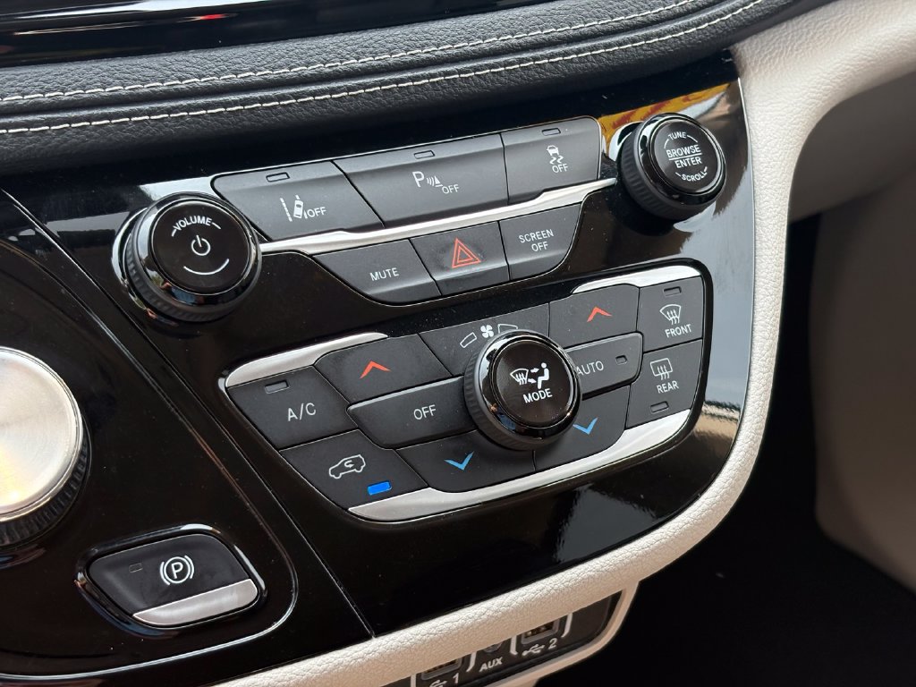 Used 2023 Chrysler Pacifica Touring-L FWD image 36