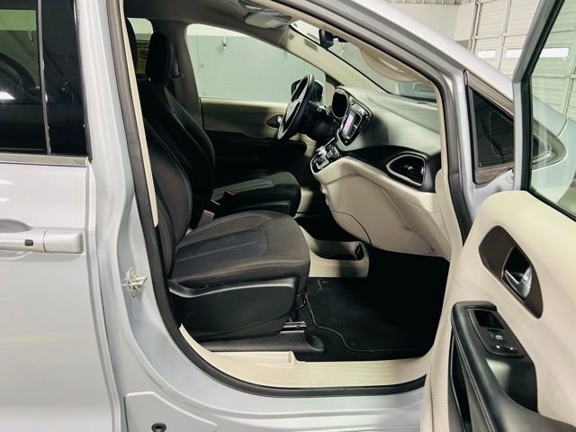 Used 2023 Chrysler Voyager LX image 34