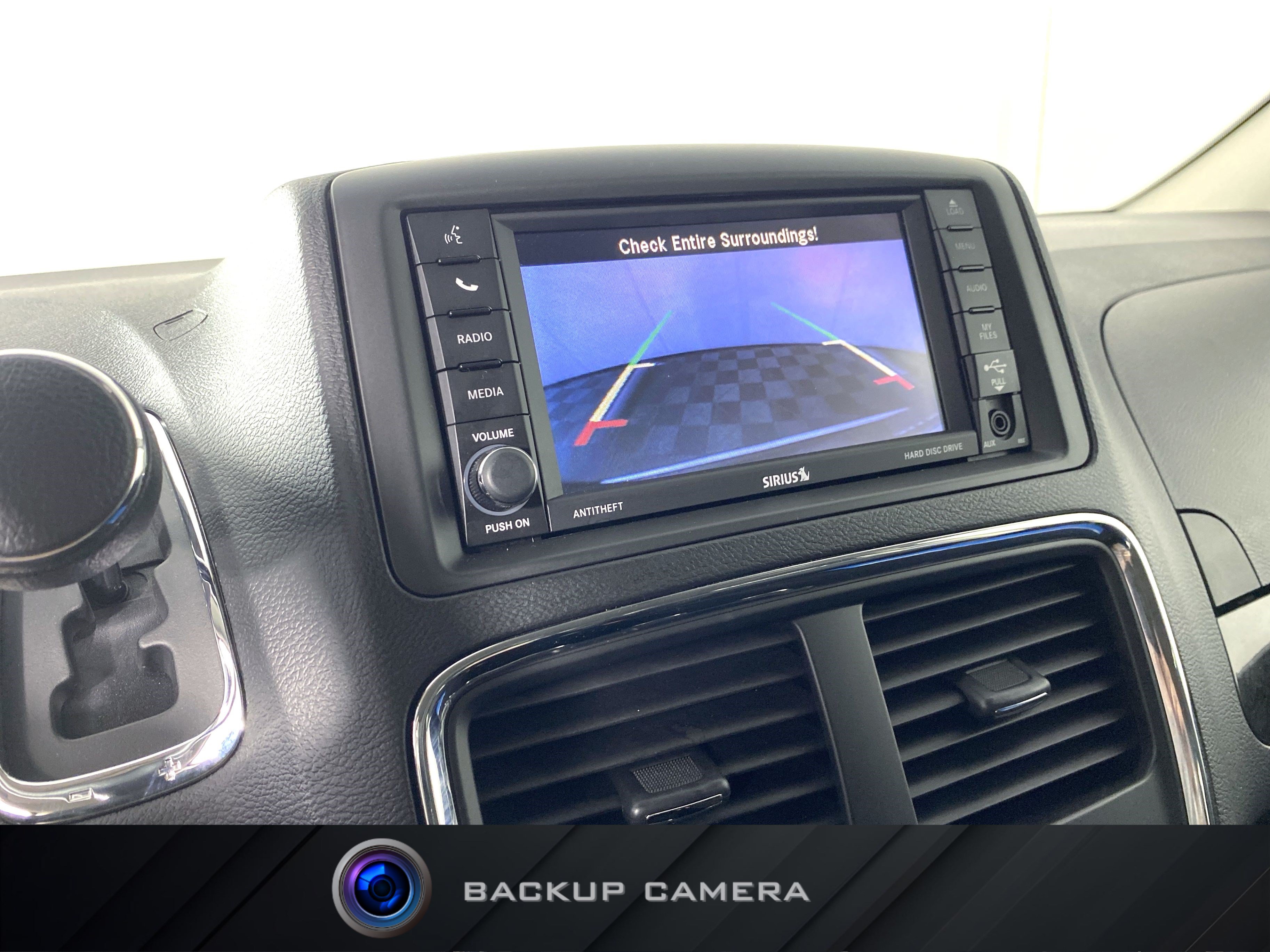 Used 2019 Dodge Grand Caravan SE w/ UConnect Hands-Free Group FWD image 2