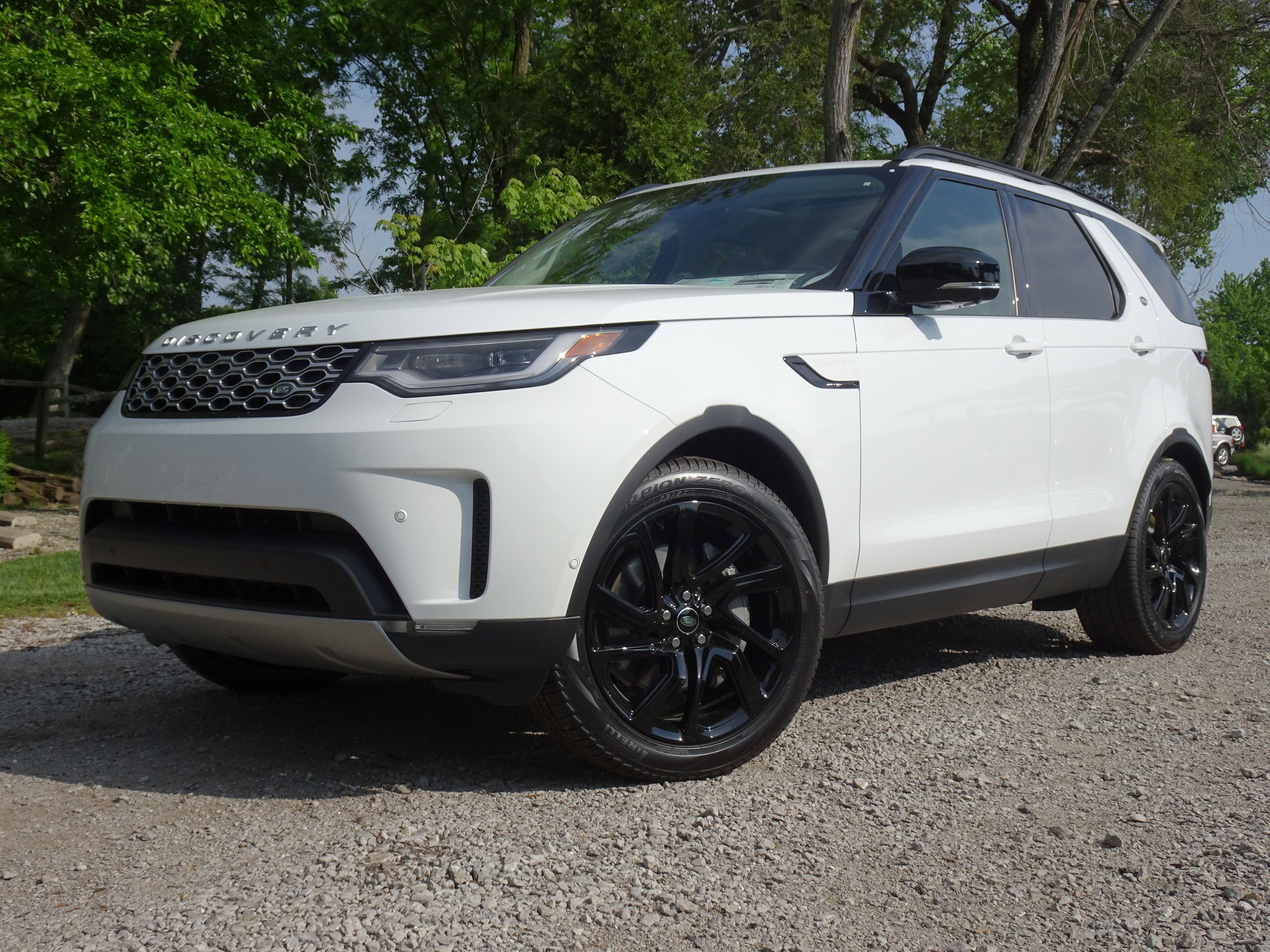 New 2025 Land Rover Discovery S image 1