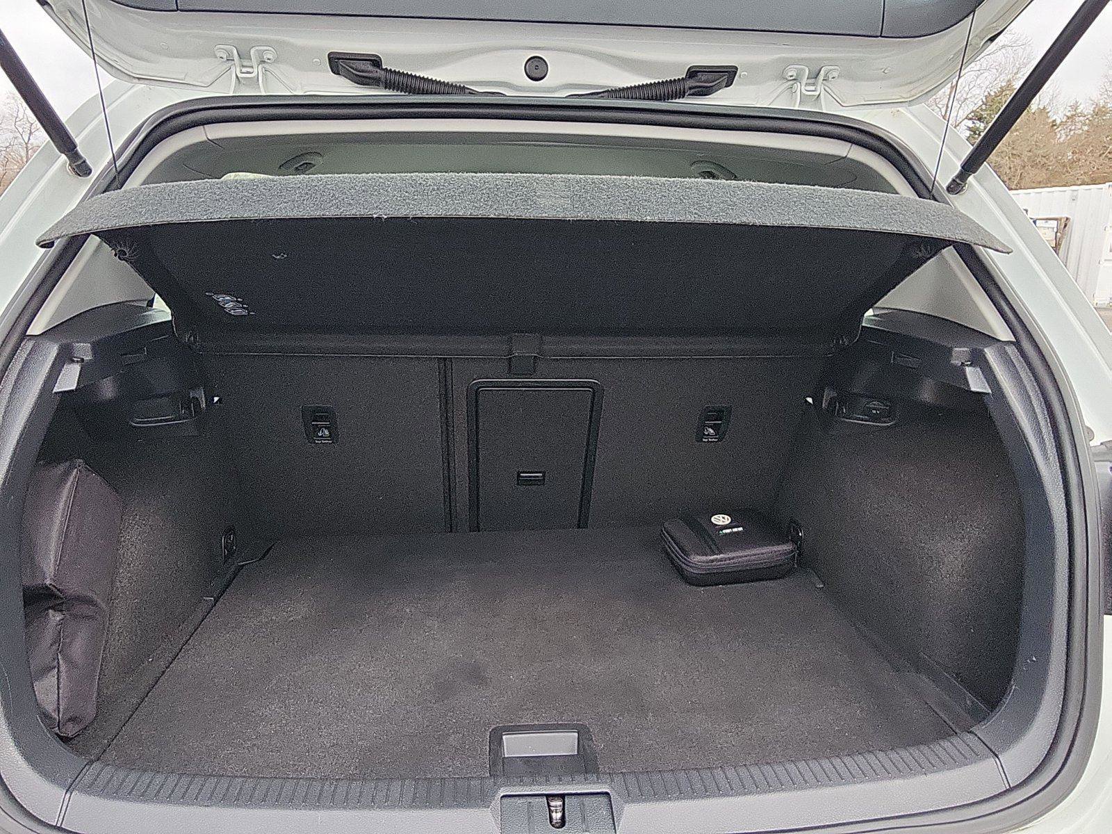 Used 2016 Volkswagen e-Golf SE w/ DC Fast Charging Package image 25