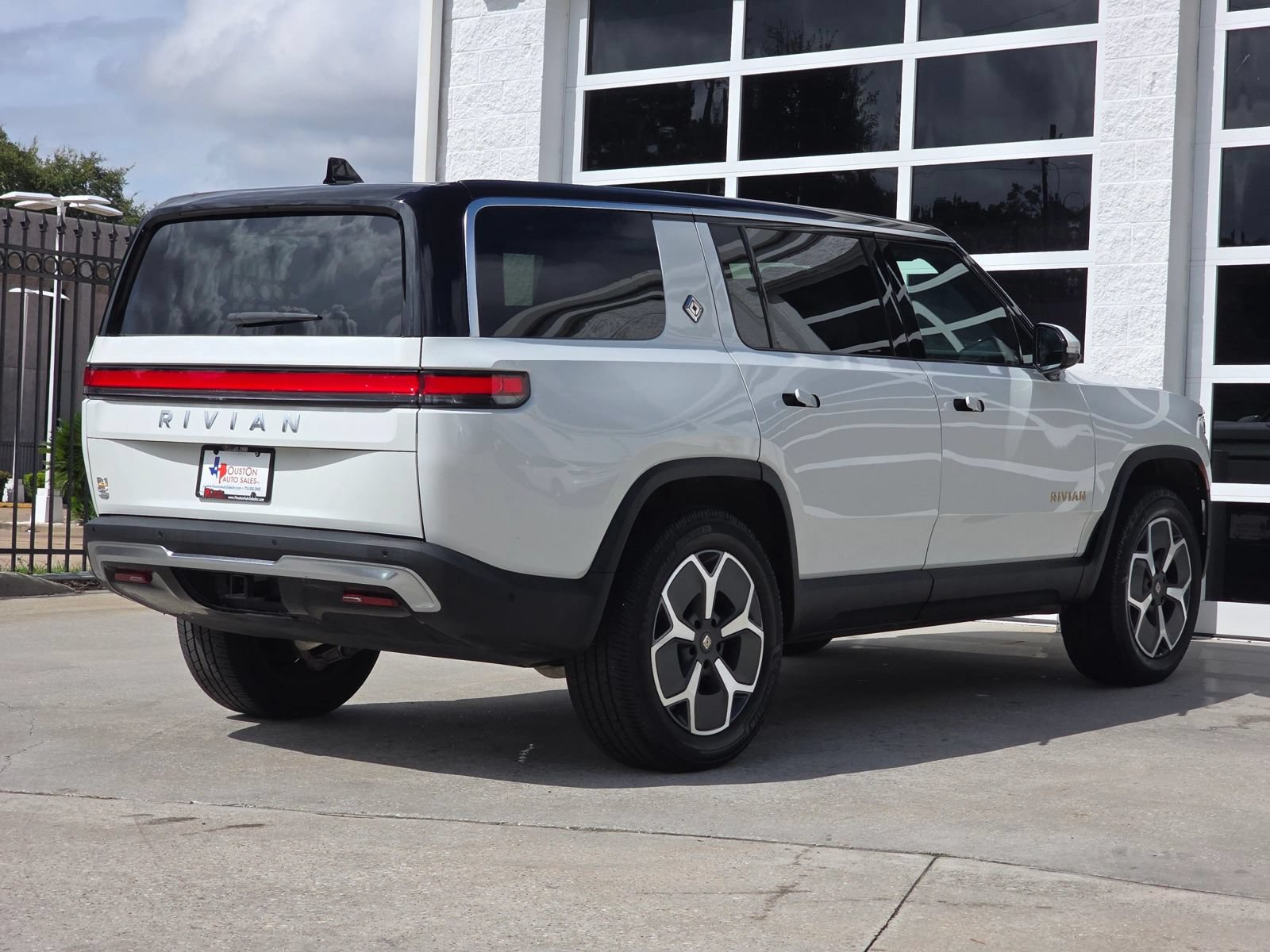 Used 2023 Rivian R1S Adventure Quad AWD/4WD image 4