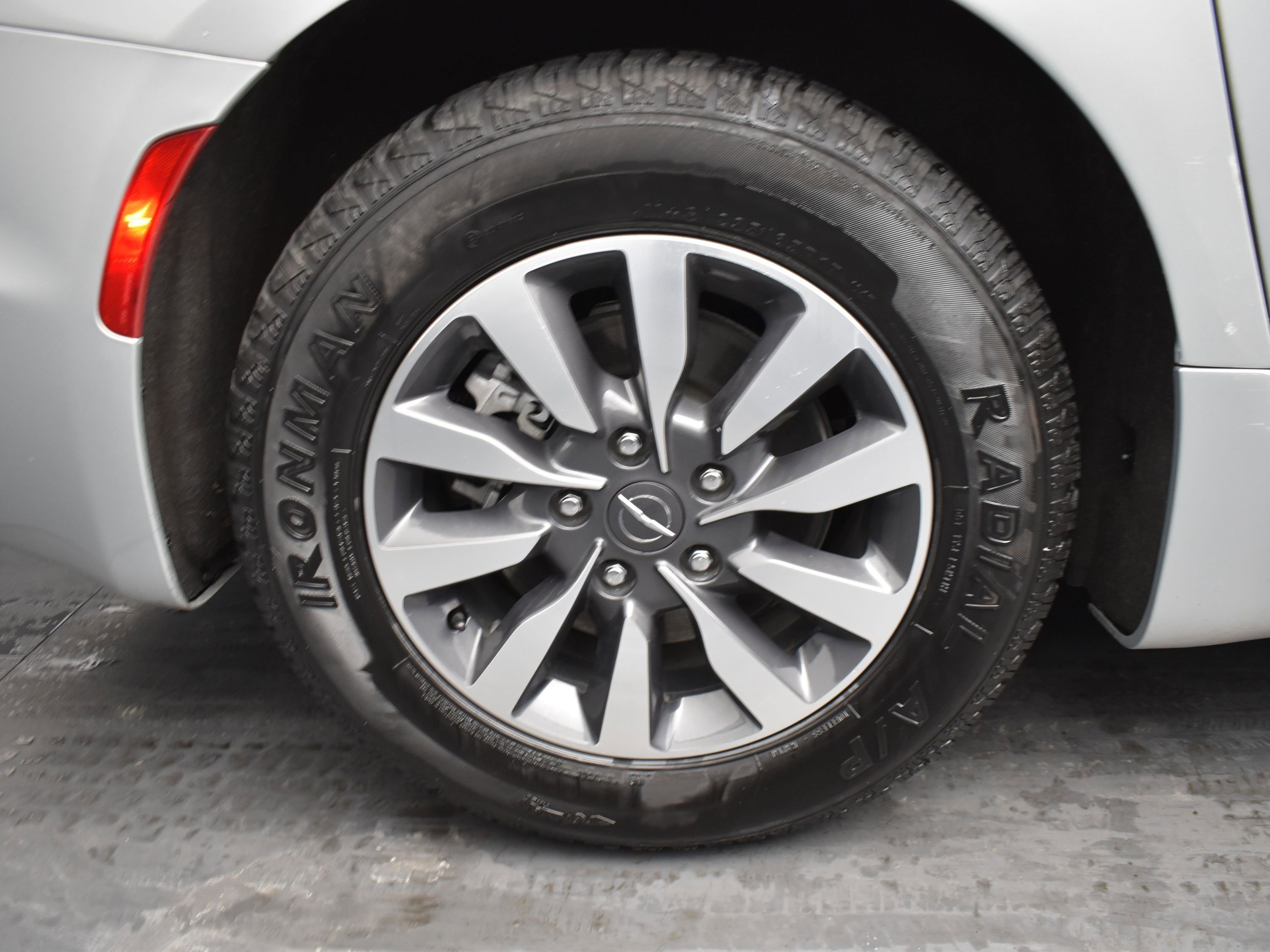 Used 2023 Chrysler Pacifica Touring-L image 20