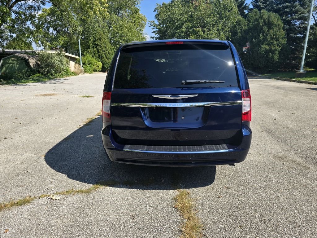 Used 2013 Chrysler Town & Country Touring image 4