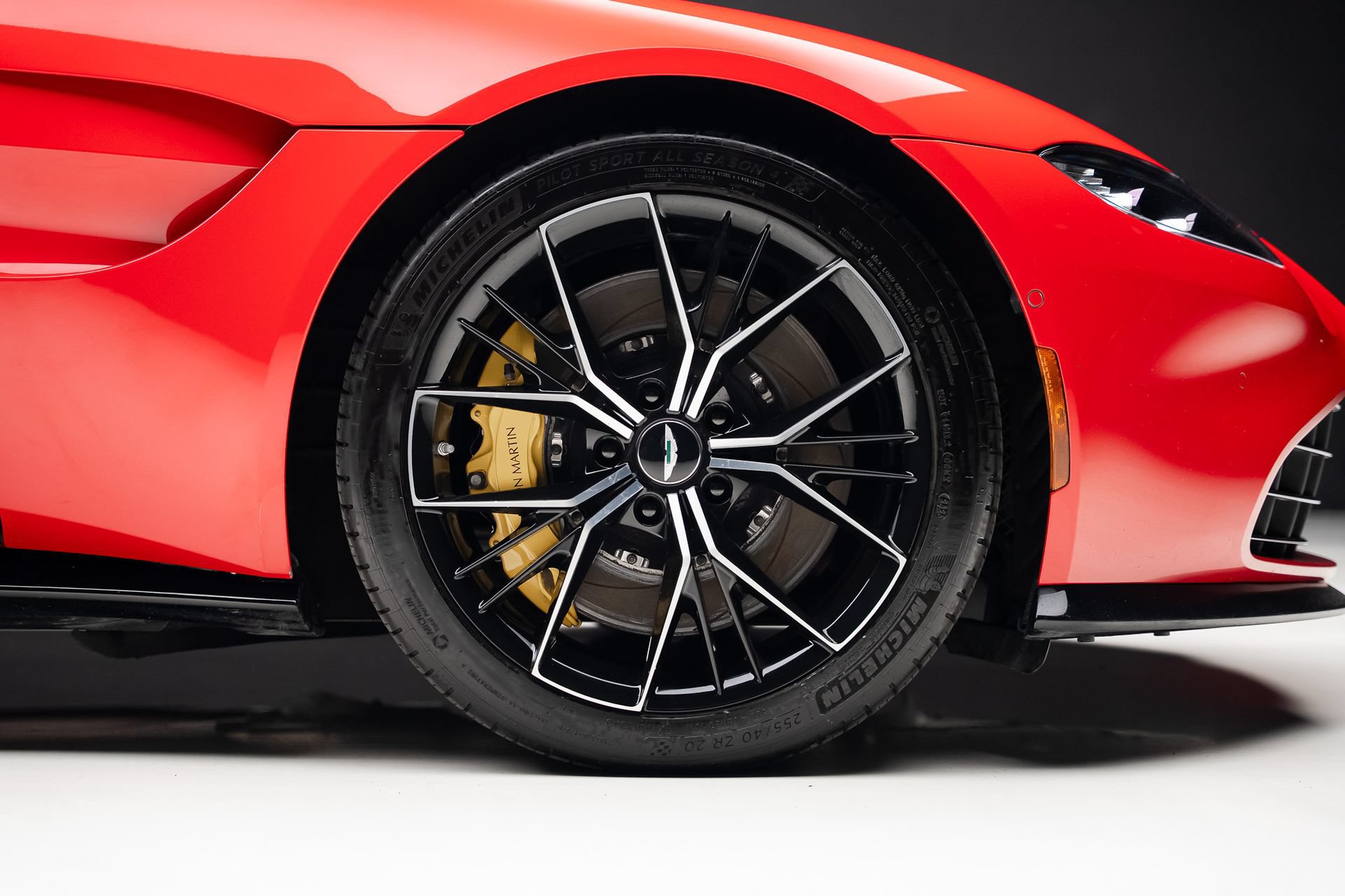 Used 2023 Aston Martin V8 Vantage Coupe RWD image 38