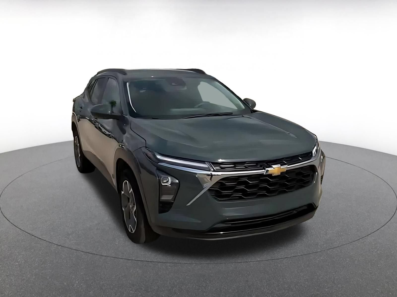 Used 2025 Chevrolet Trax LT FWD image 3