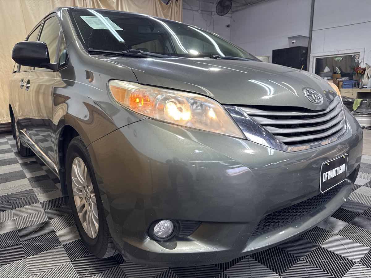 Used 2012 Toyota Sienna XLE w/ XLE Navigation Pkg FWD image 6