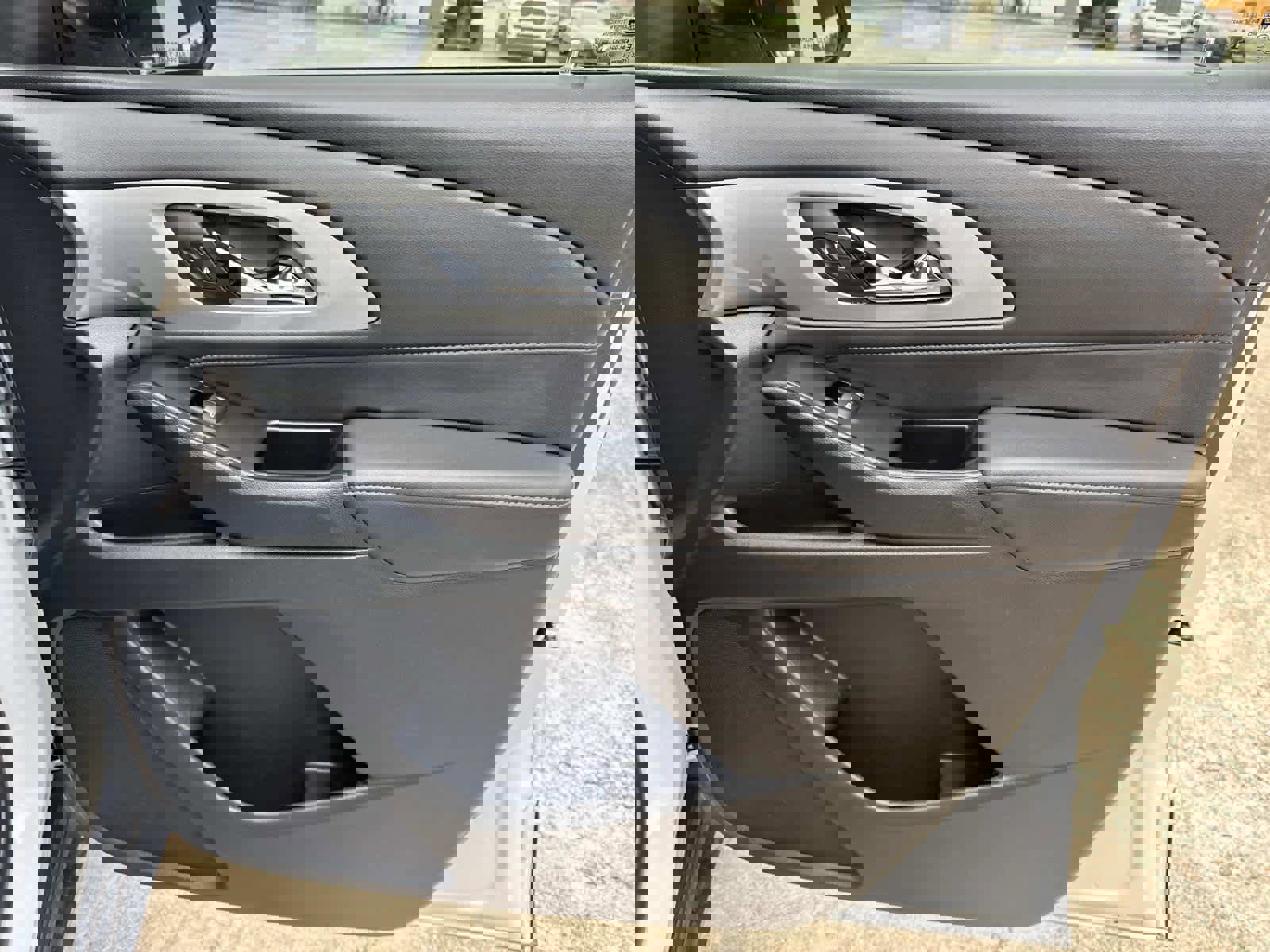 Used 2023 Chevrolet Traverse LT image 24