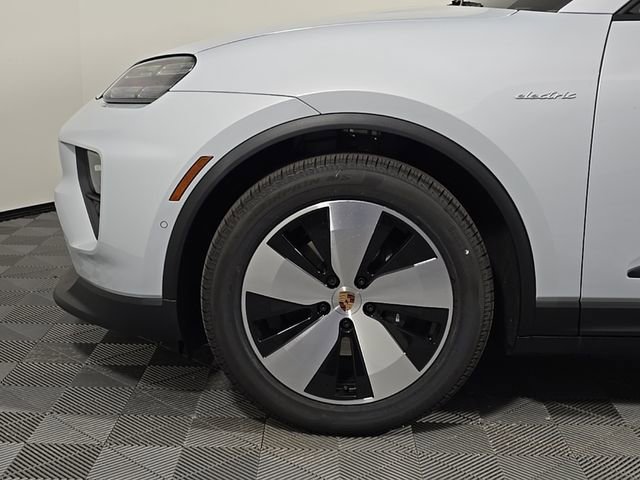 Certified 2025 Porsche Macan Electric image 11