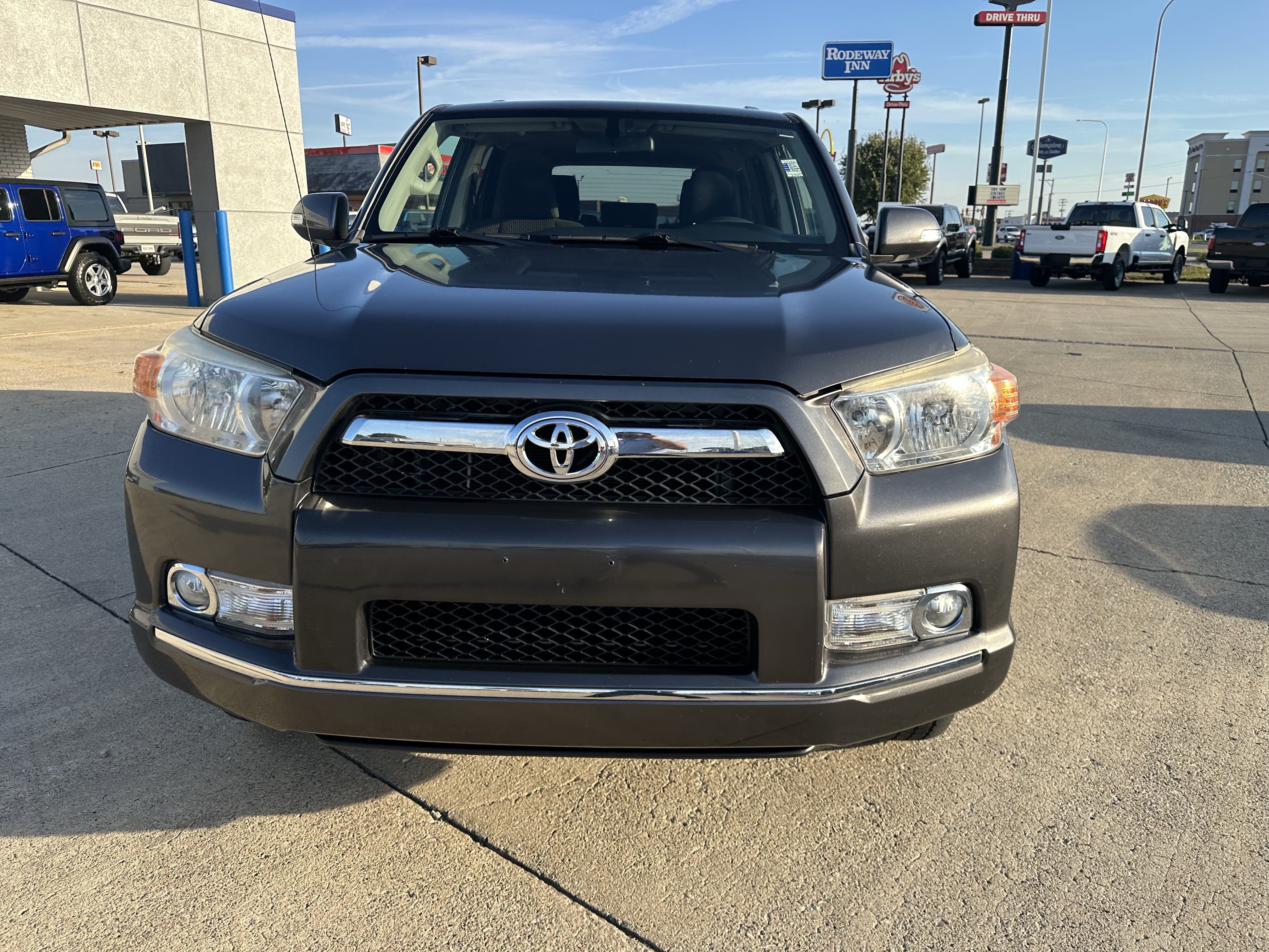 Used 2011 Toyota 4Runner SR5 w/ Convenience Pkg AWD/4WD image 2