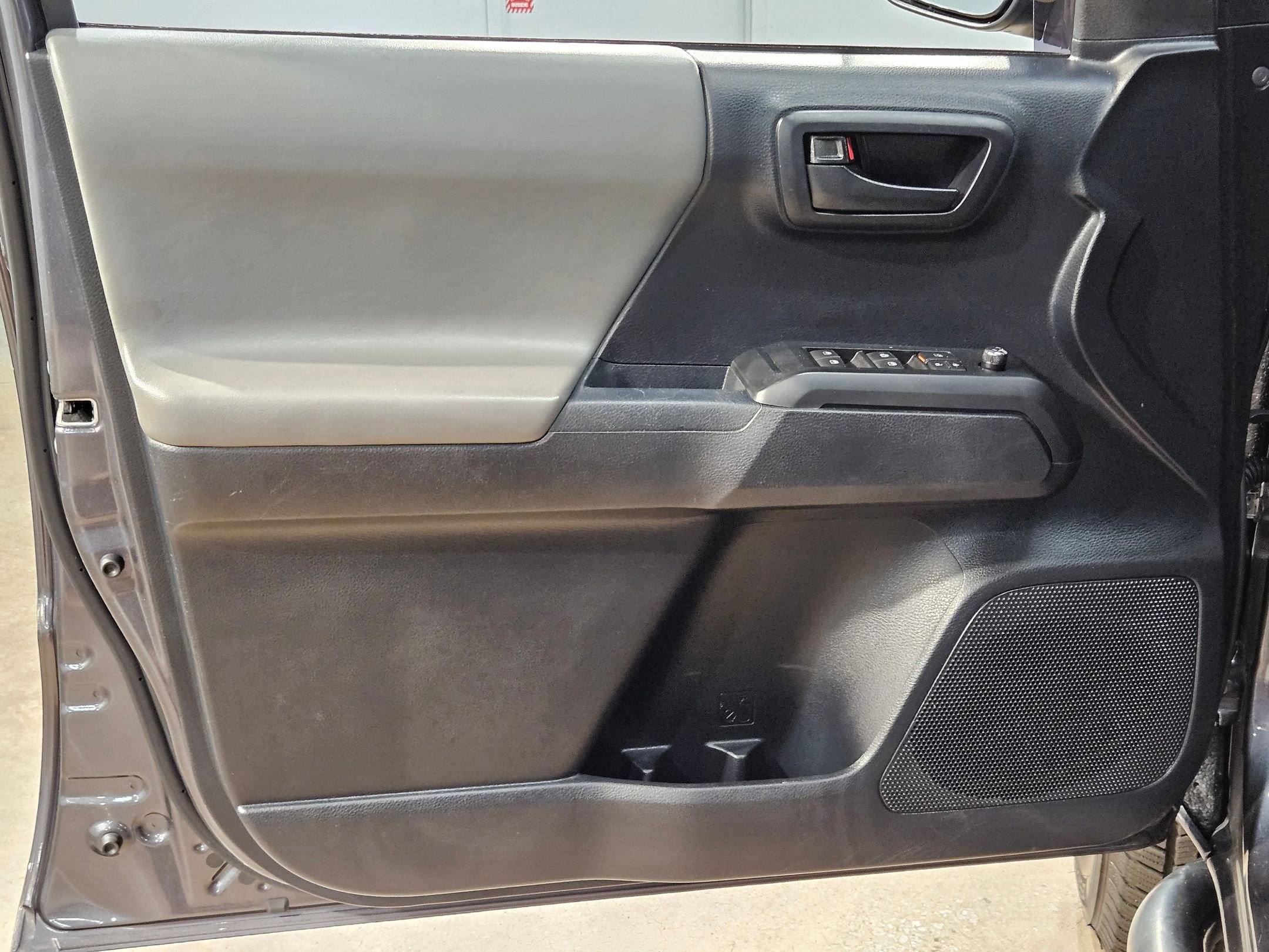 Used 2018 Toyota Tacoma SR w/ SR Convenience Package RWD image 20