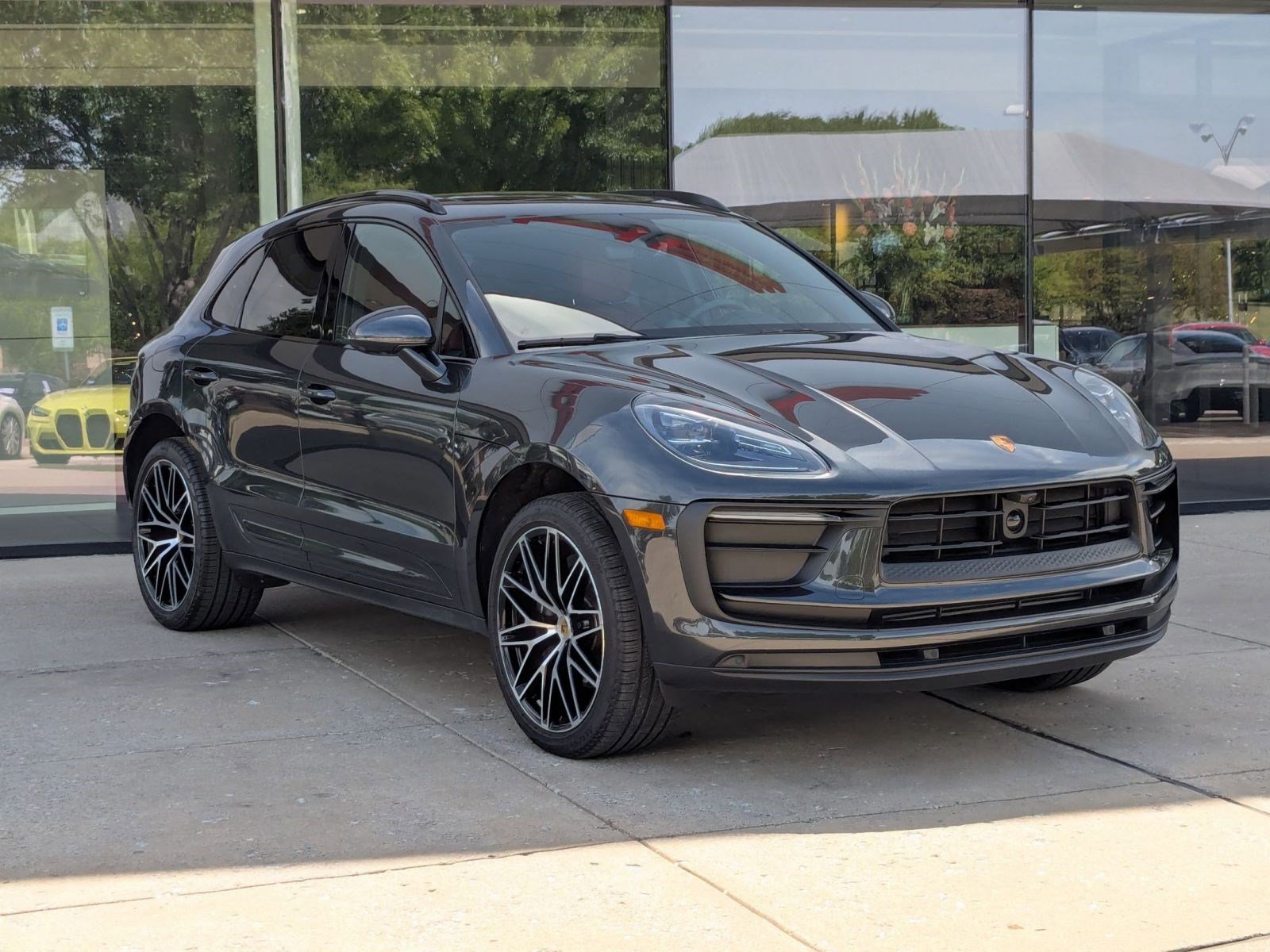 Certified 2025 Porsche Macan image 7