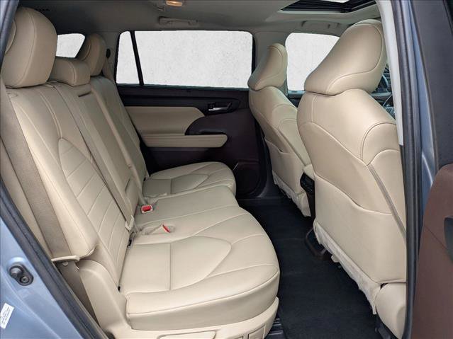 Used 2022 Toyota Highlander XLE FWD image 22