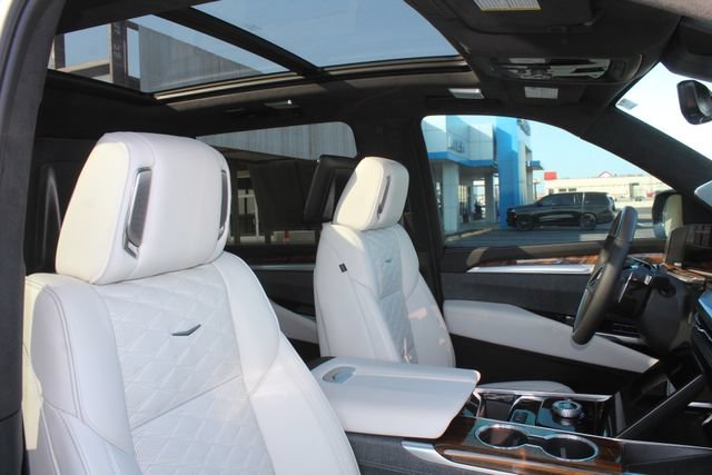 Used 2026 Cadillac Escalade ESV Platinum Sport w/ LPO, ONYX Package AWD/4WD image 17