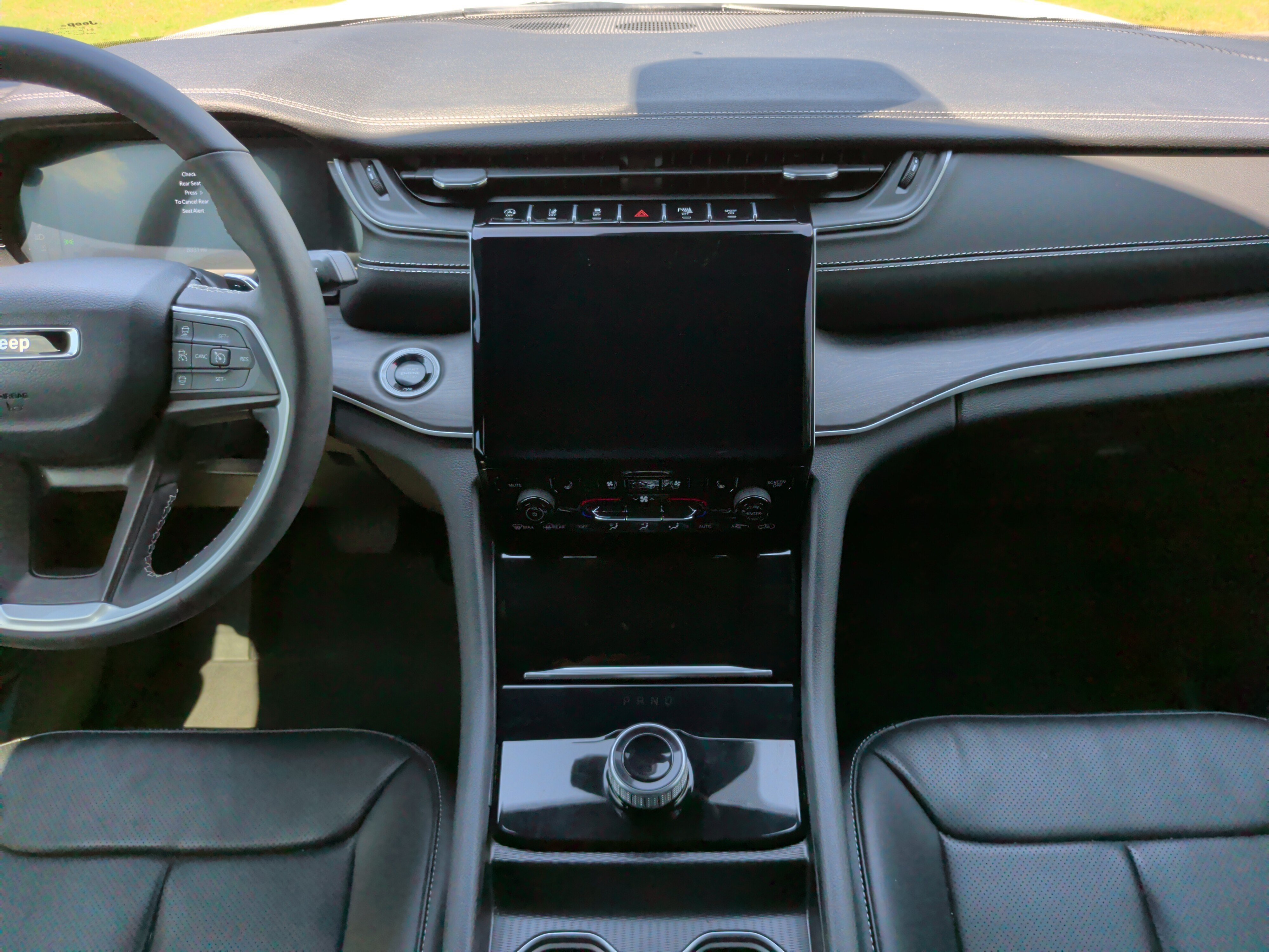Used 2025 Jeep Grand Cherokee Limited w/ Luxury Tech Group II RWD image 33