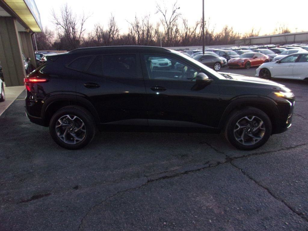 Used 2025 Chevrolet Trax LT w/ Driver Confidence Package image 4