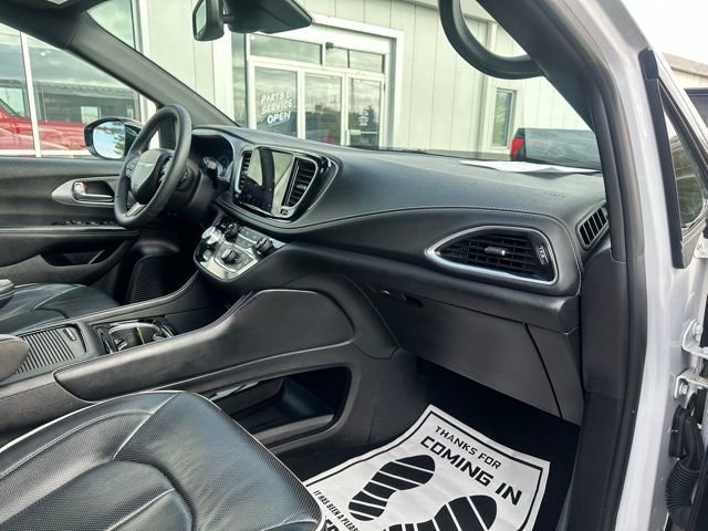 Used 2025 Chrysler Pacifica Limited FWD image 16