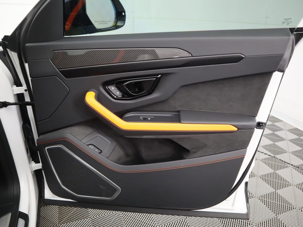 Used 2025 Lamborghini Urus SE image 26