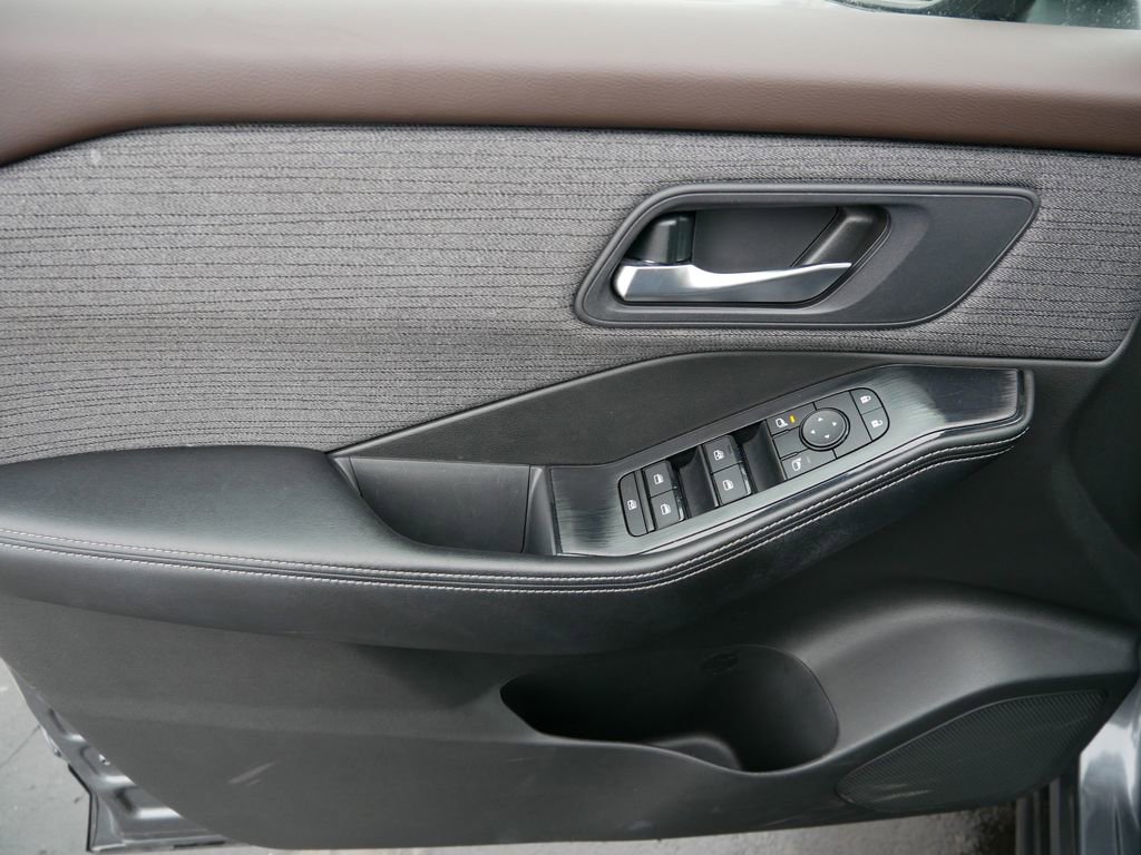 Used 2023 Nissan Rogue SV image 9