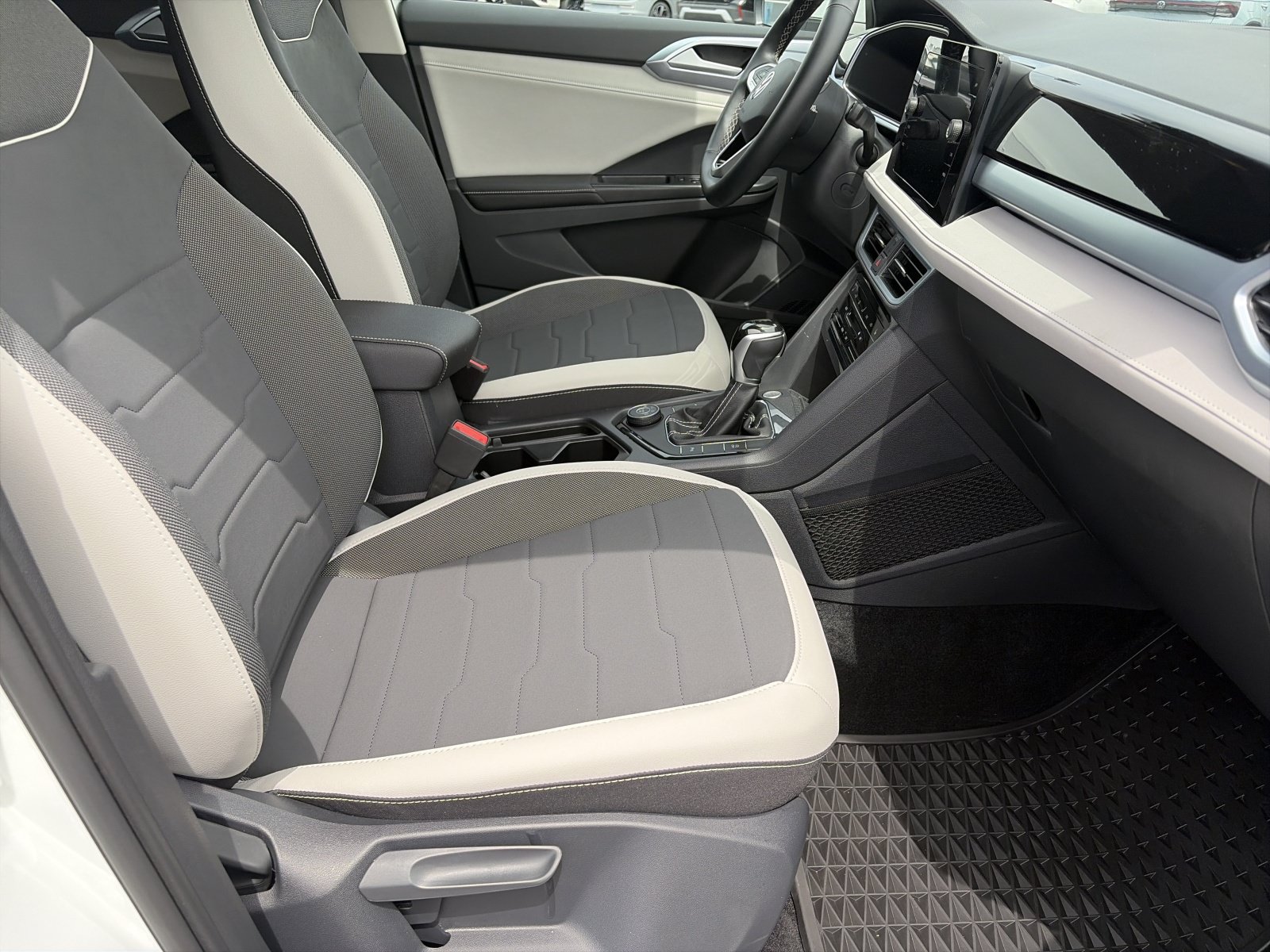 Certified 2025 Volkswagen Taos SE AWD/4WD image 32