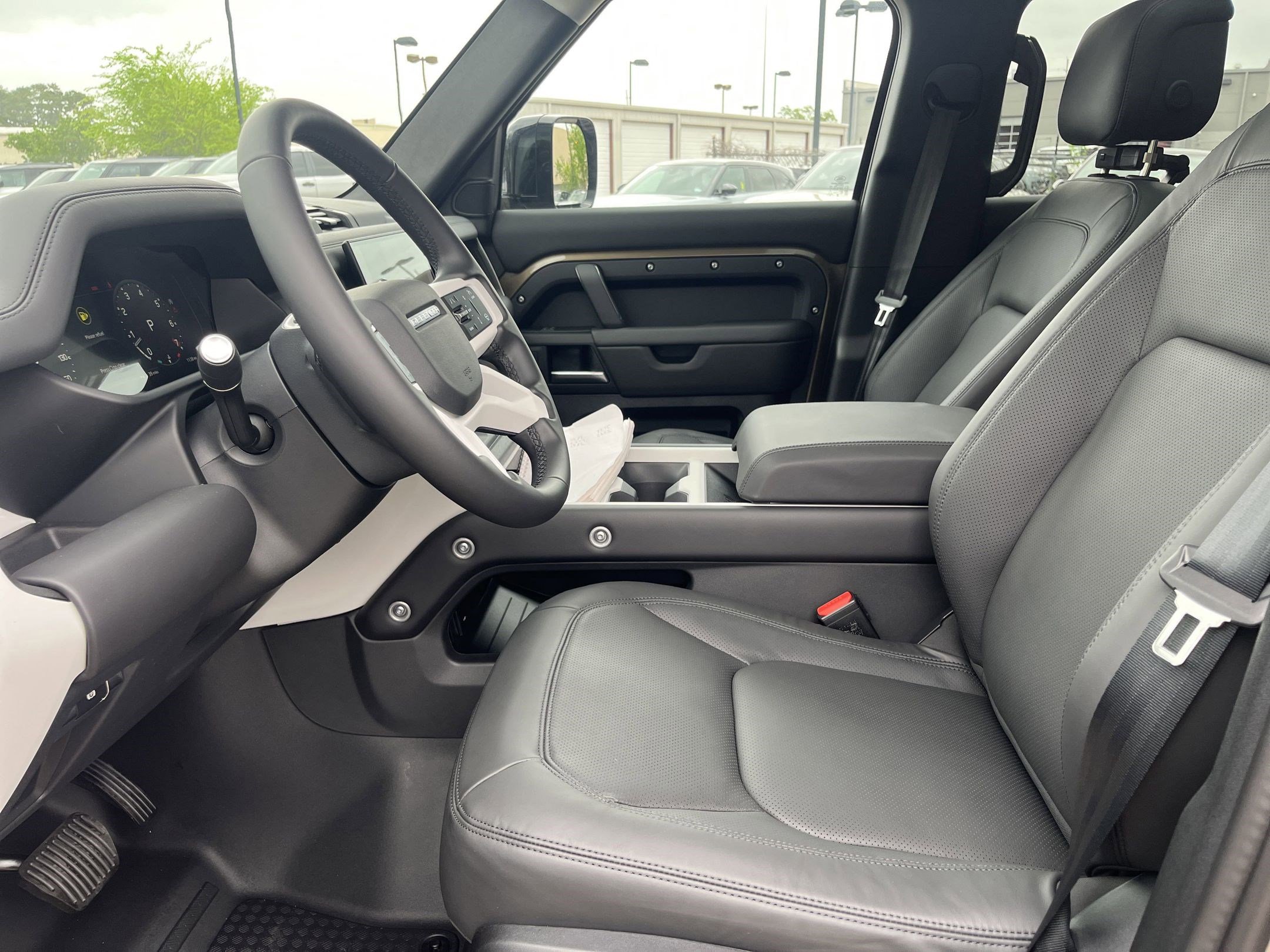 Used 2025 Land Rover Defender 110 S image 4