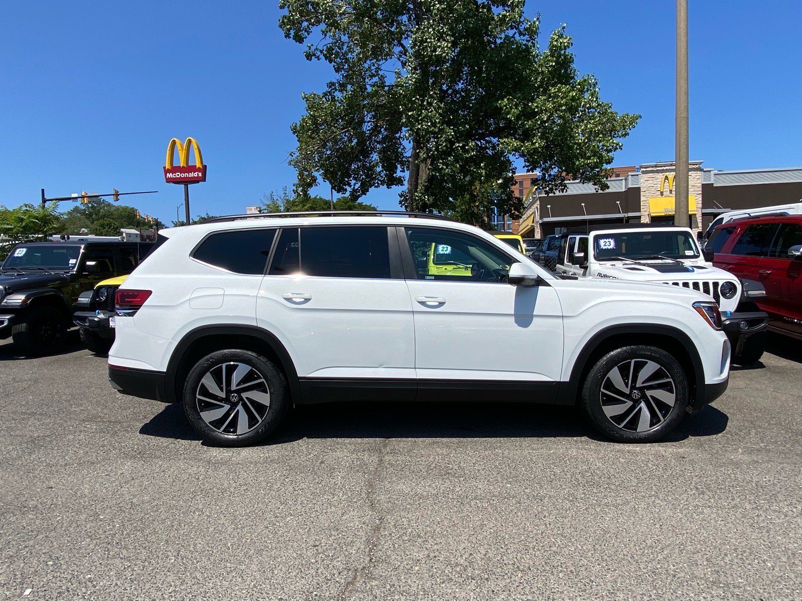 Certified 2024 Volkswagen Atlas SE w/ Panoramic Sunroof Package AWD/4WD image 2