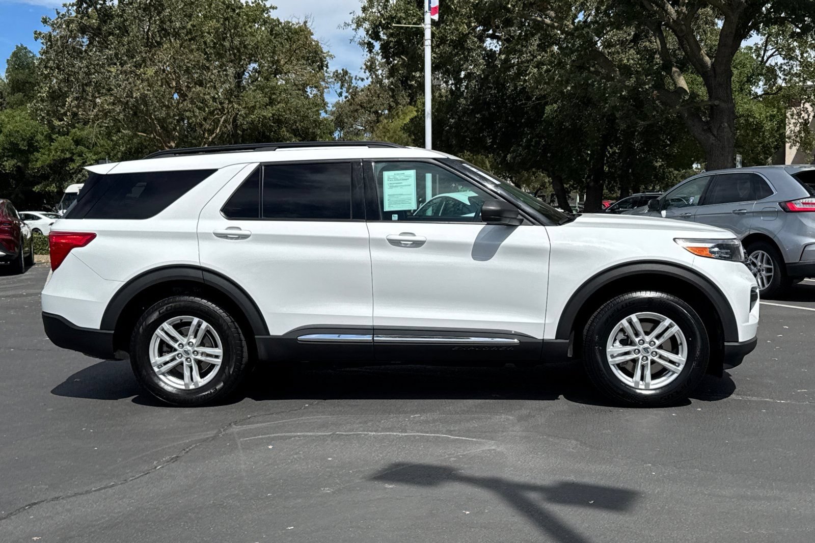 Used 2022 Ford Explorer XLT AWD/4WD image 2