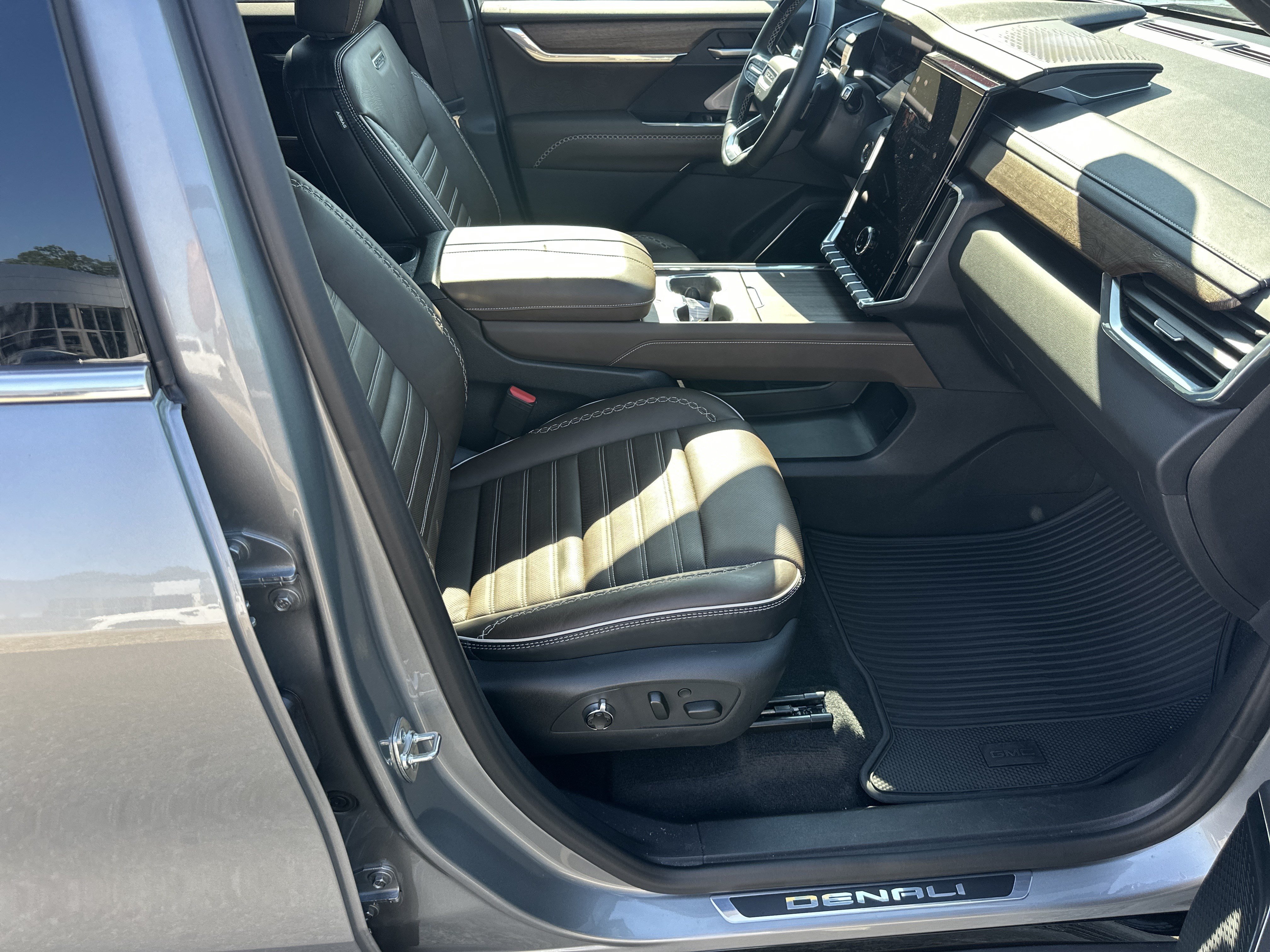 Certified 2026 GMC Acadia Denali Ultimate w/ LPO, All-Weather Package AWD/4WD image 14